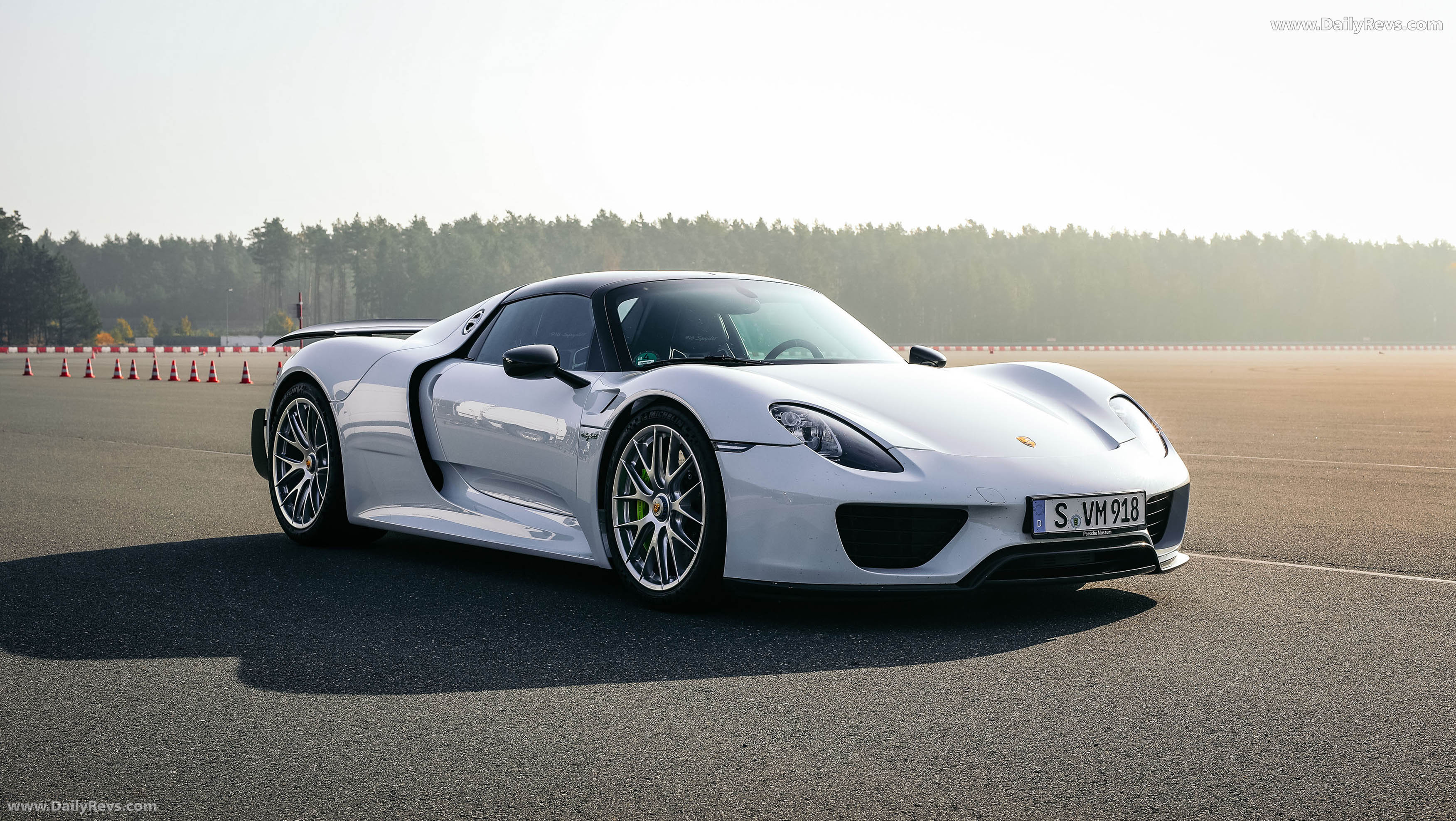 2015 Porsche 918 Spyder Front View