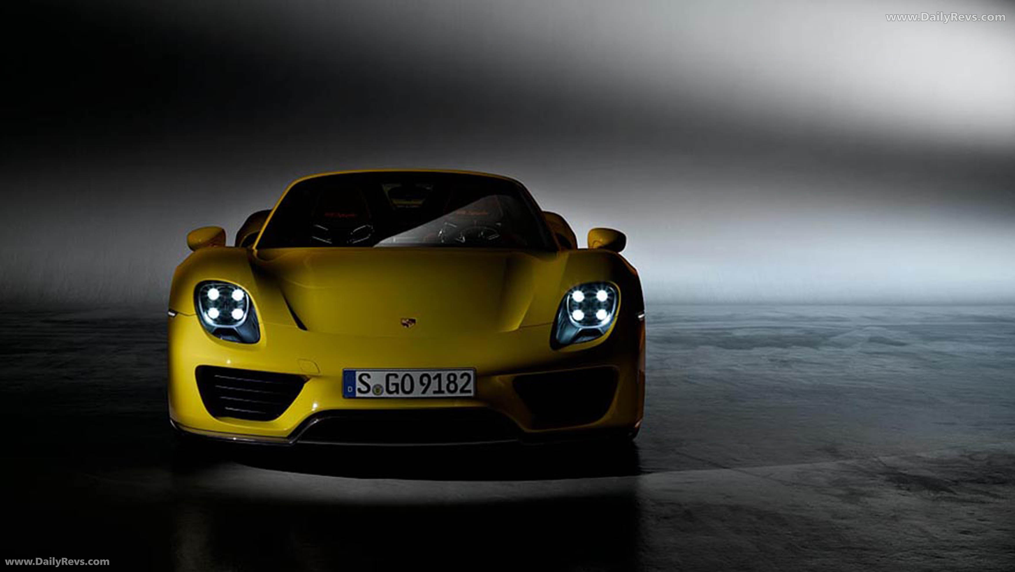 2015 Porsche 918 Spyder Front View