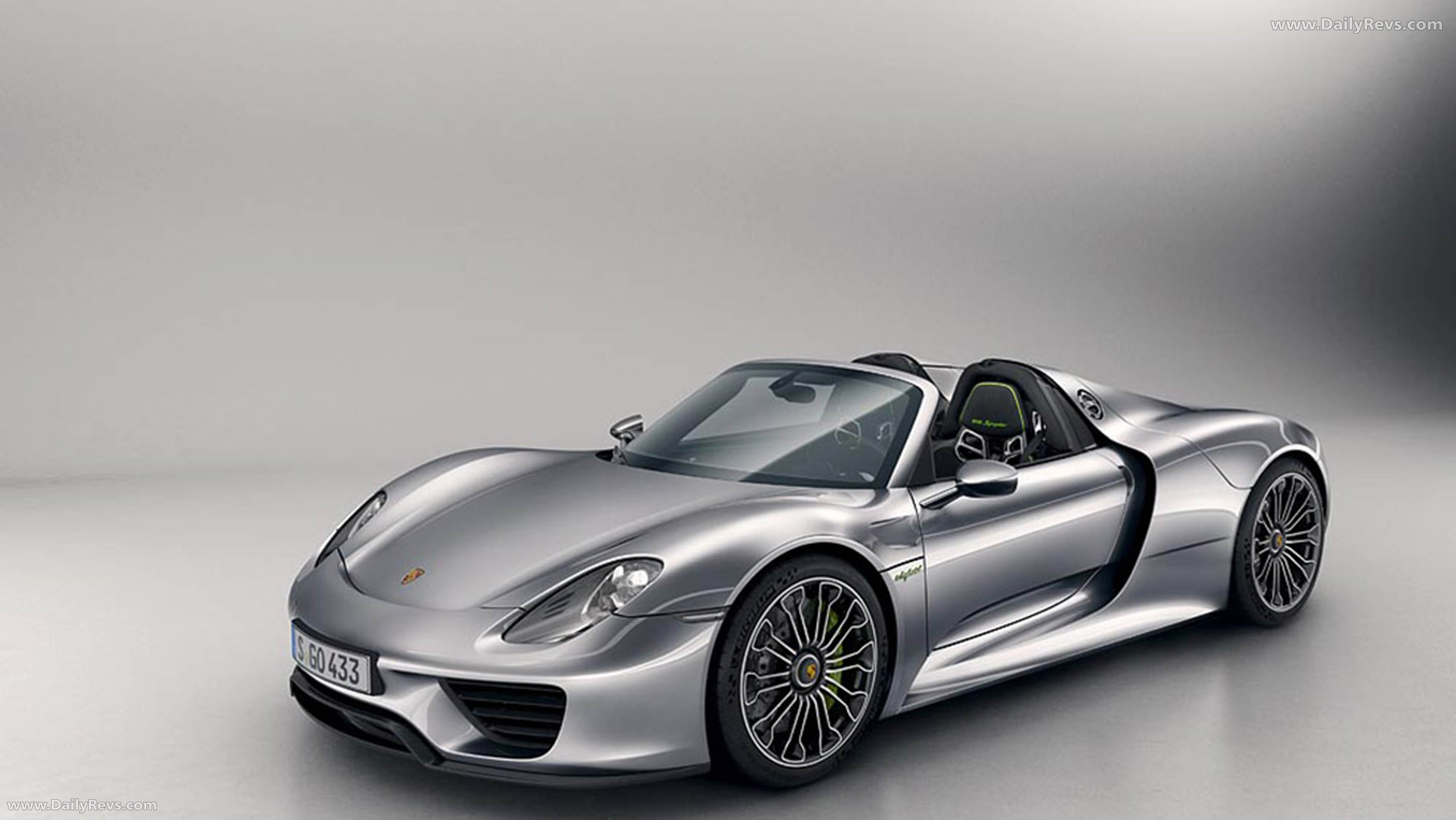 2015 Porsche 918 Spyder Front View