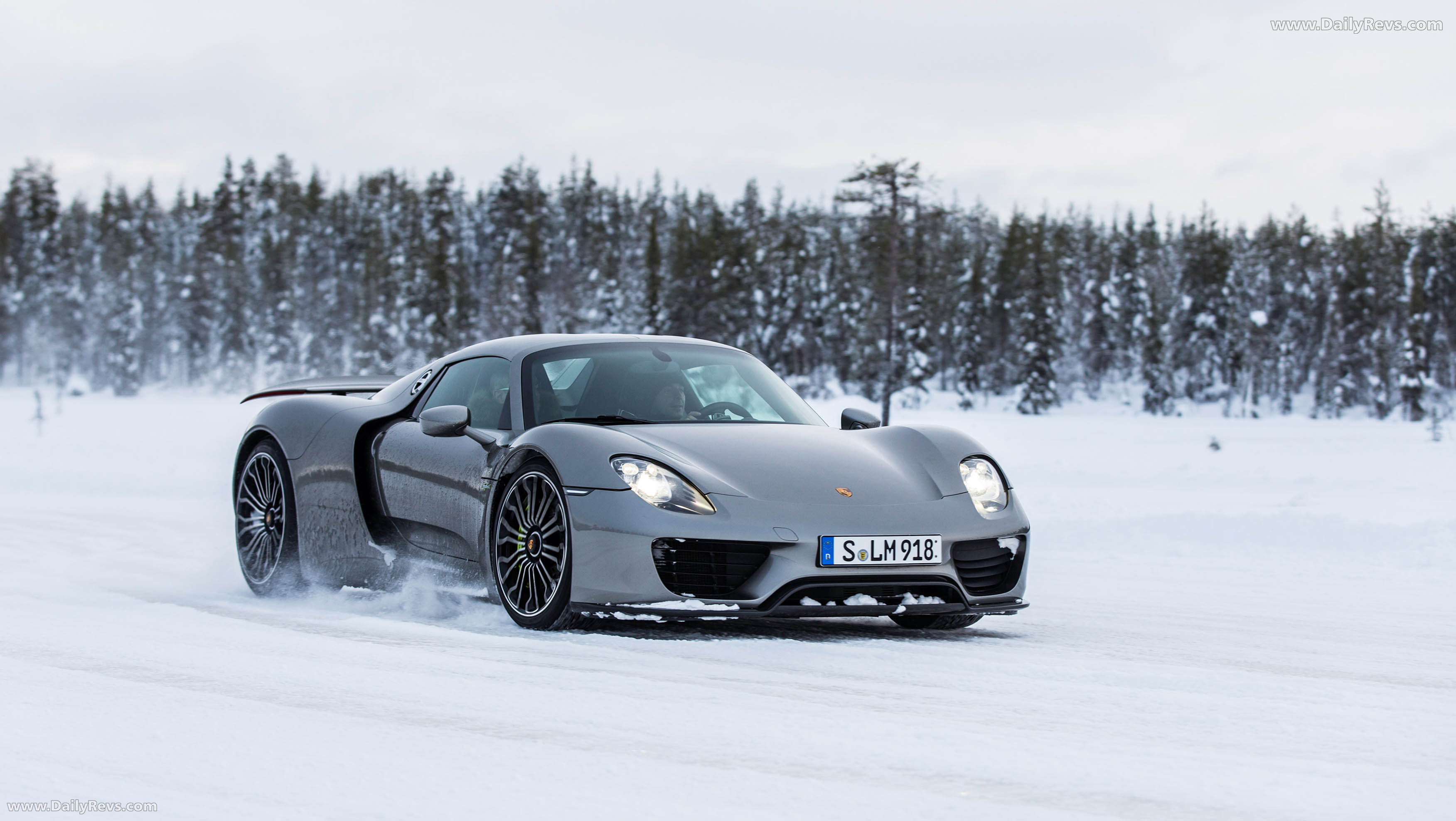 2015 Porsche 918 Spyder Front View