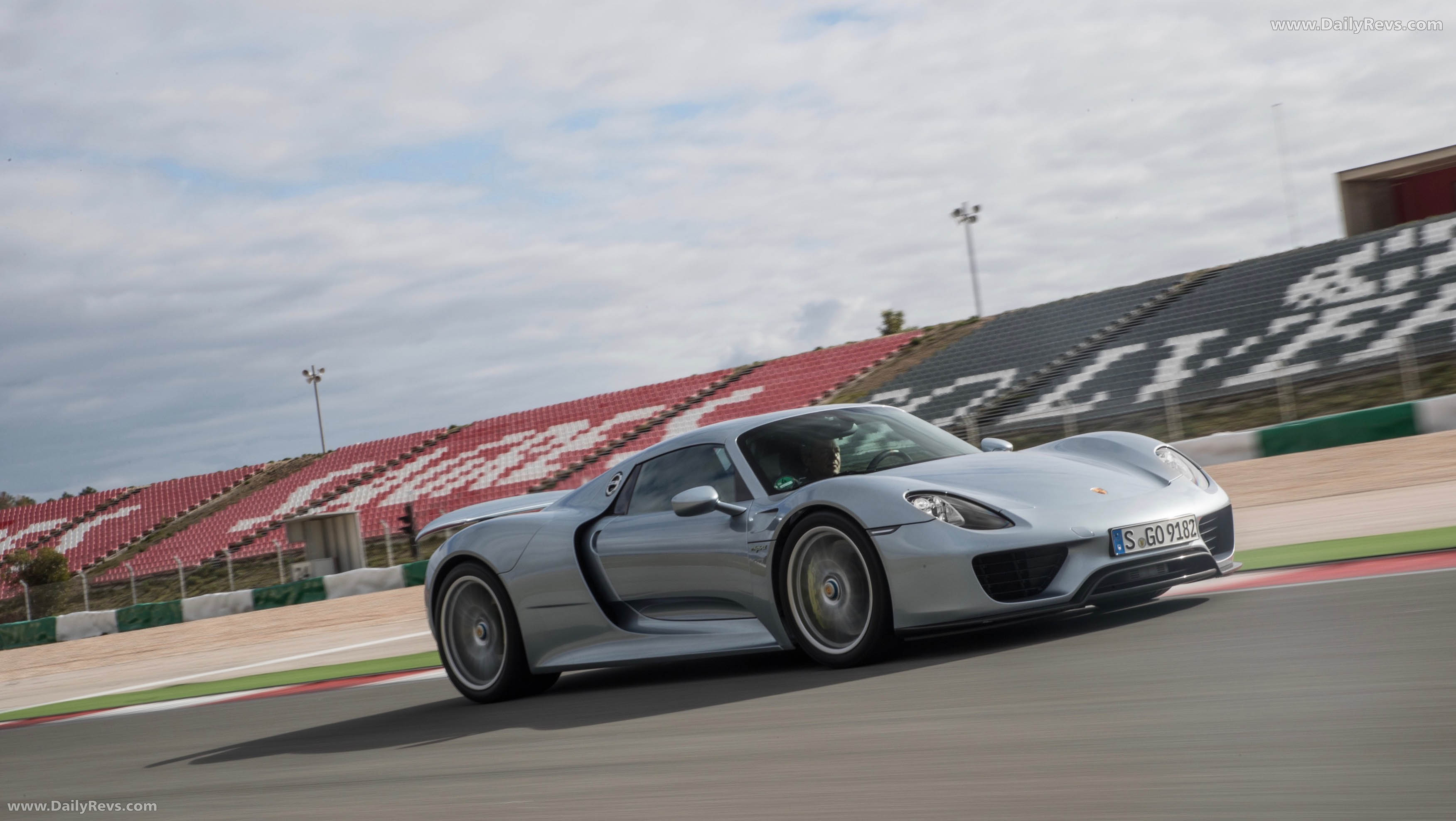 2015 Porsche 918 Spyder Front View