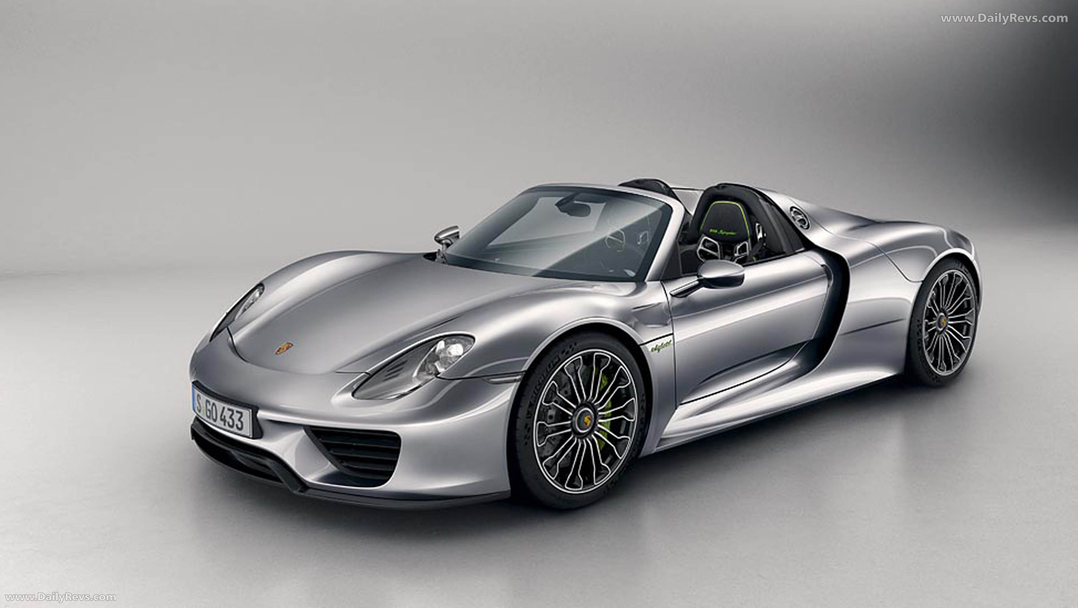 2015 Porsche 918 Spyder Front View