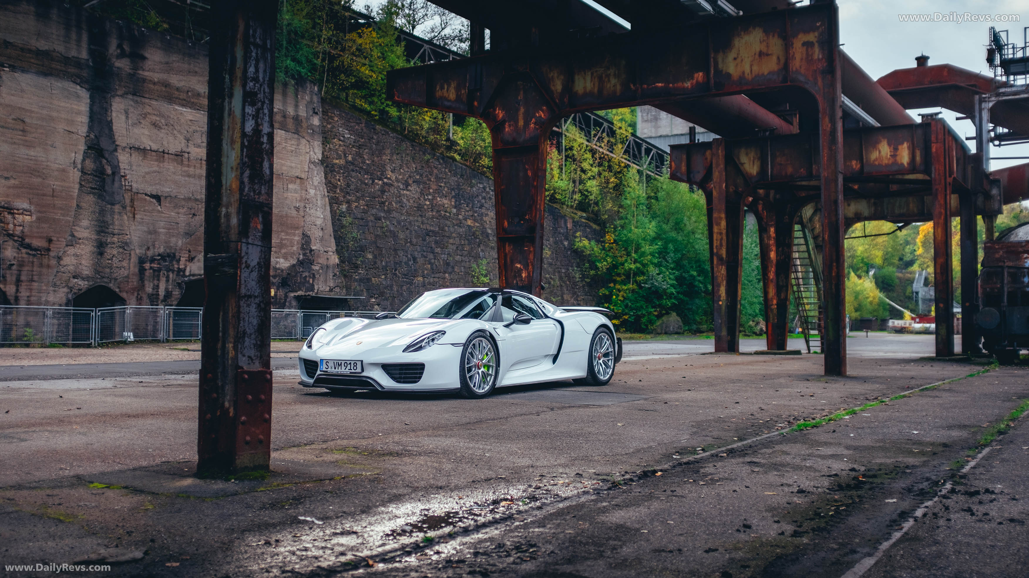 2015 Porsche 918 Spyder Front View