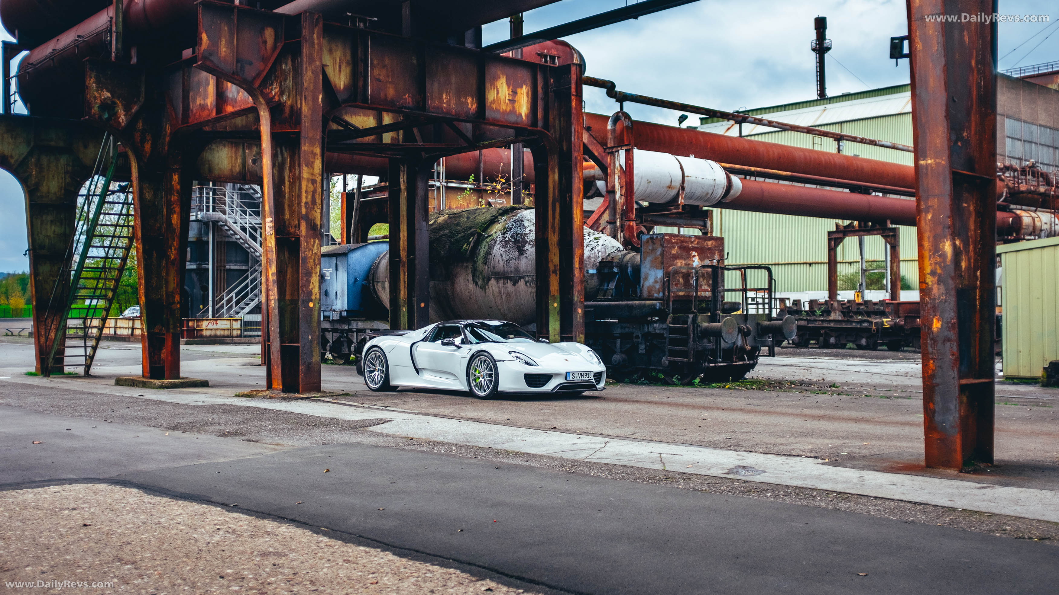 2015 Porsche 918 Spyder Front View