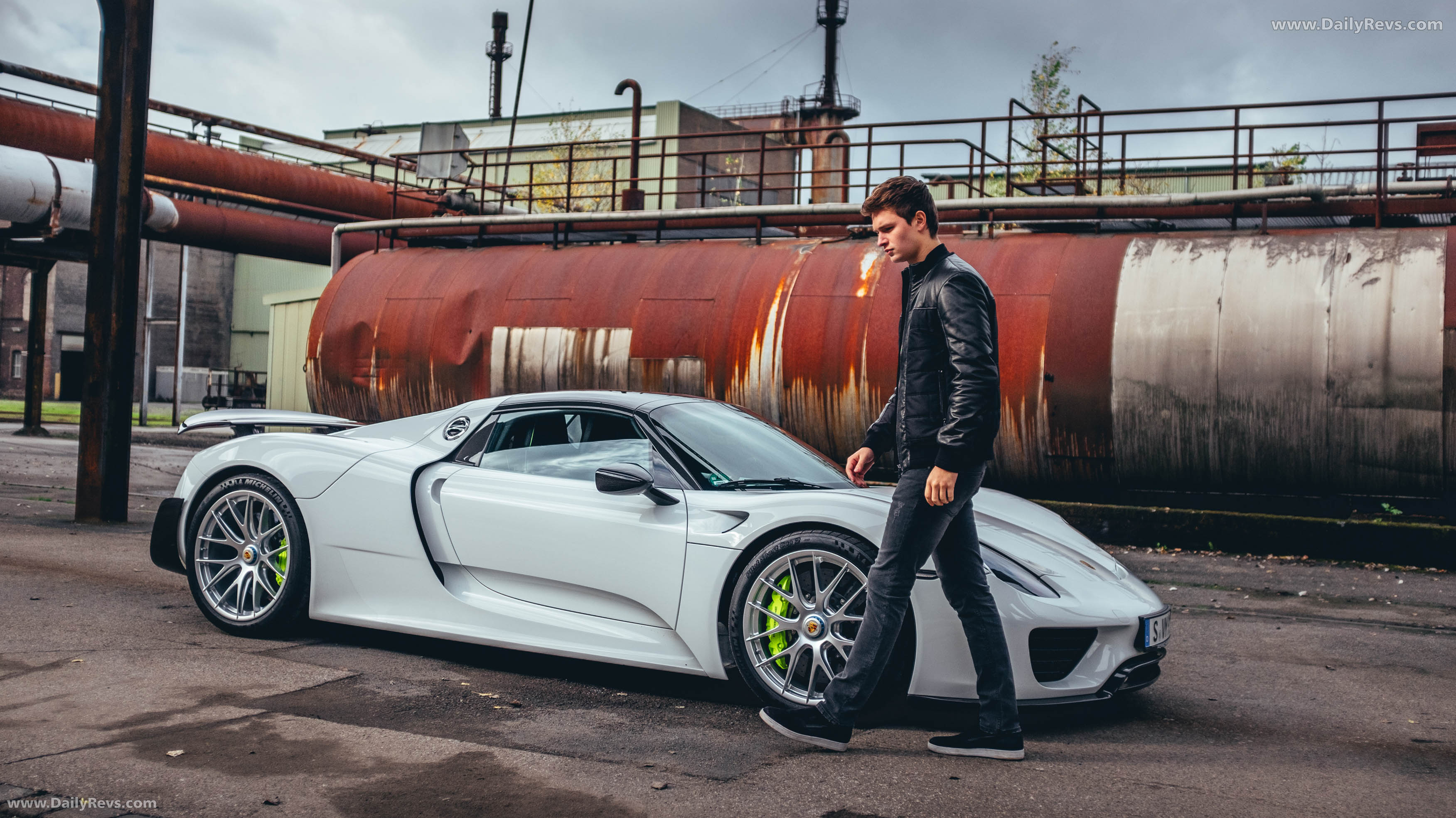 2015 Porsche 918 Spyder Front View