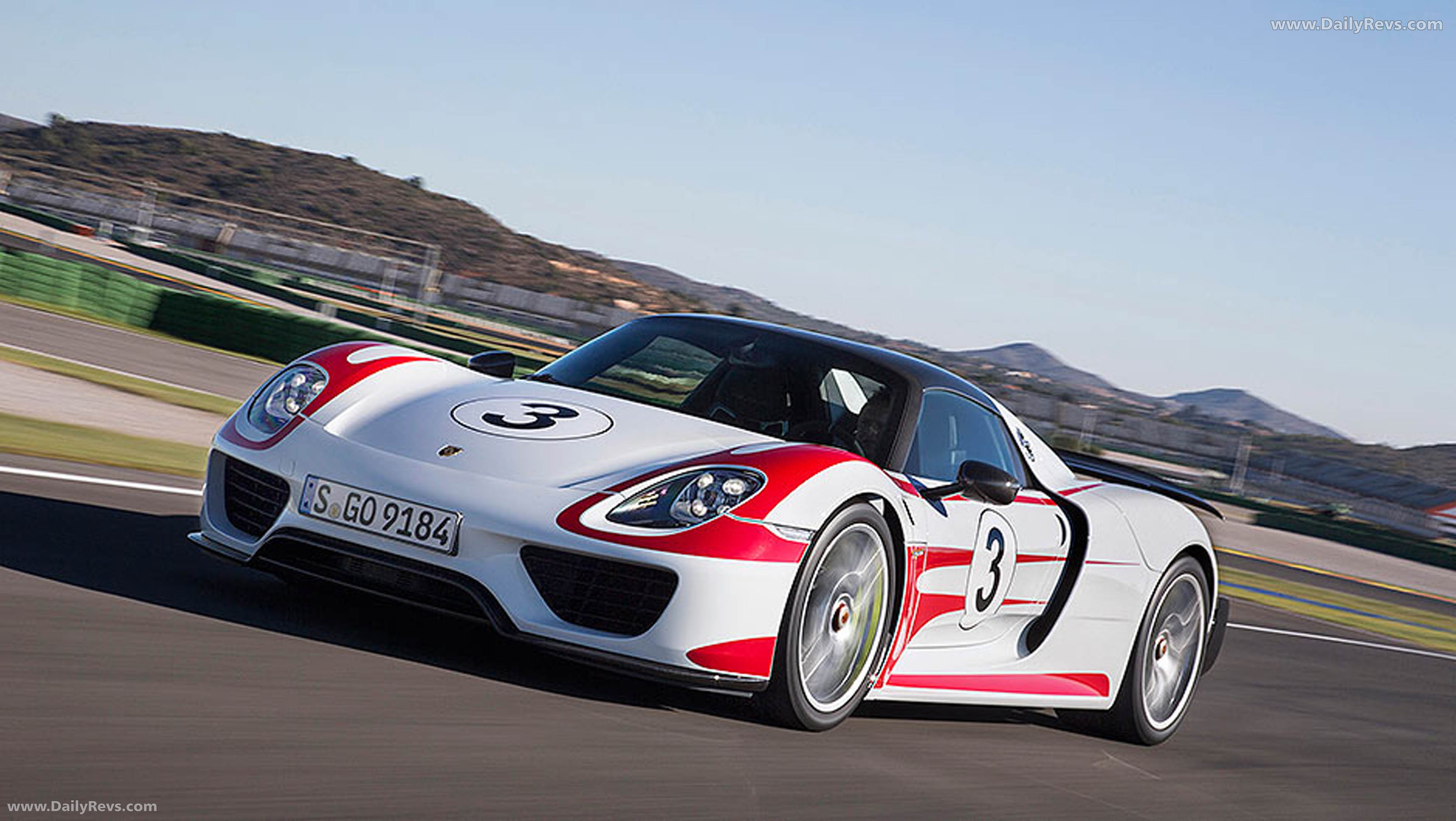 2015 Porsche 918 Spyder Front View