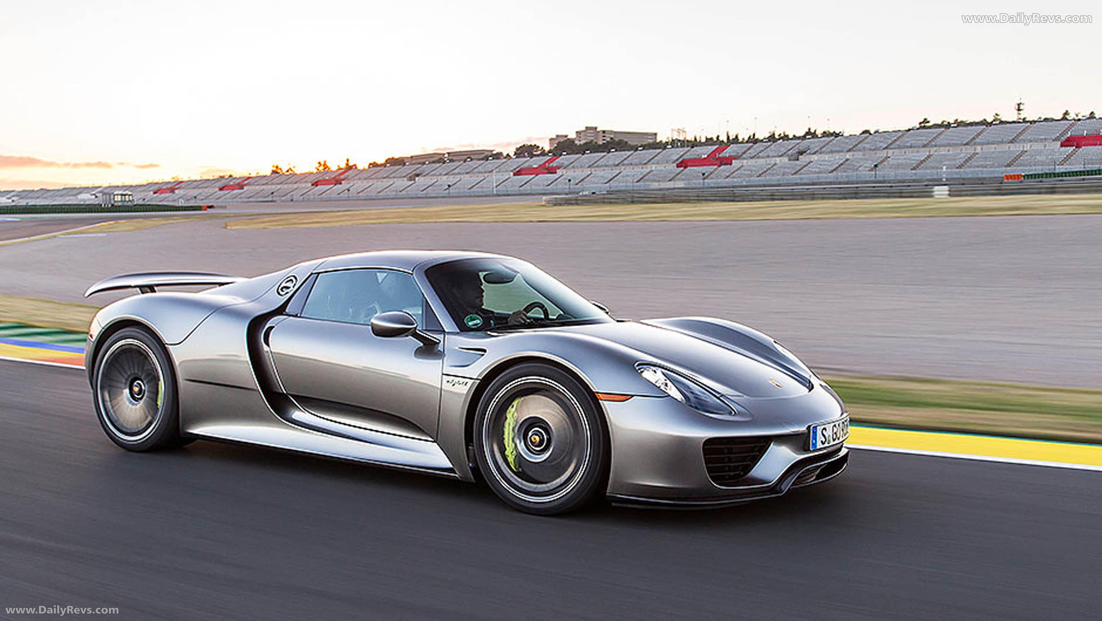 2015 Porsche 918 Spyder Front View