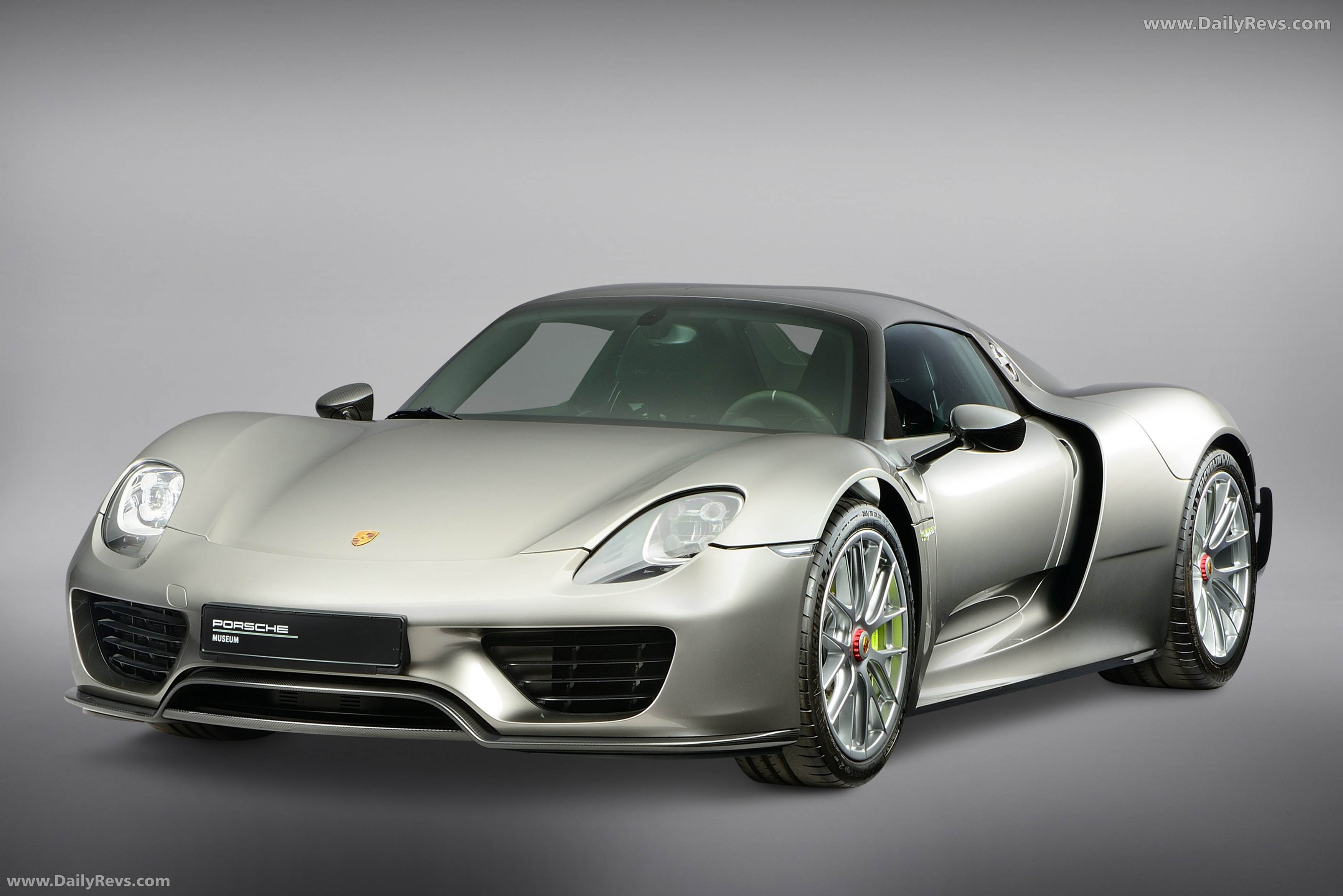 2015 Porsche 918 Spyder Front View