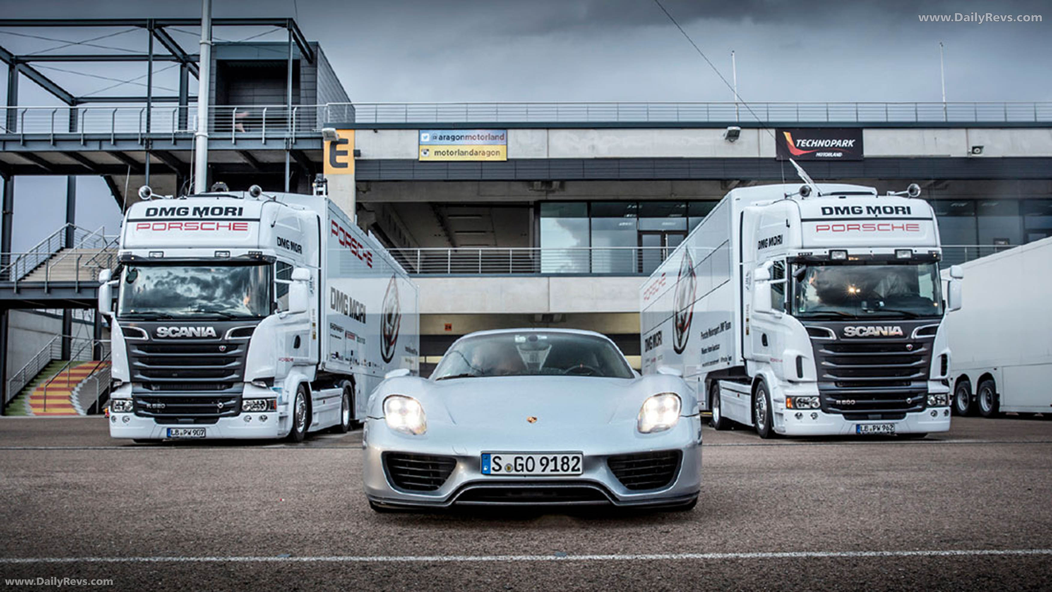 2015 Porsche 918 Spyder Front View