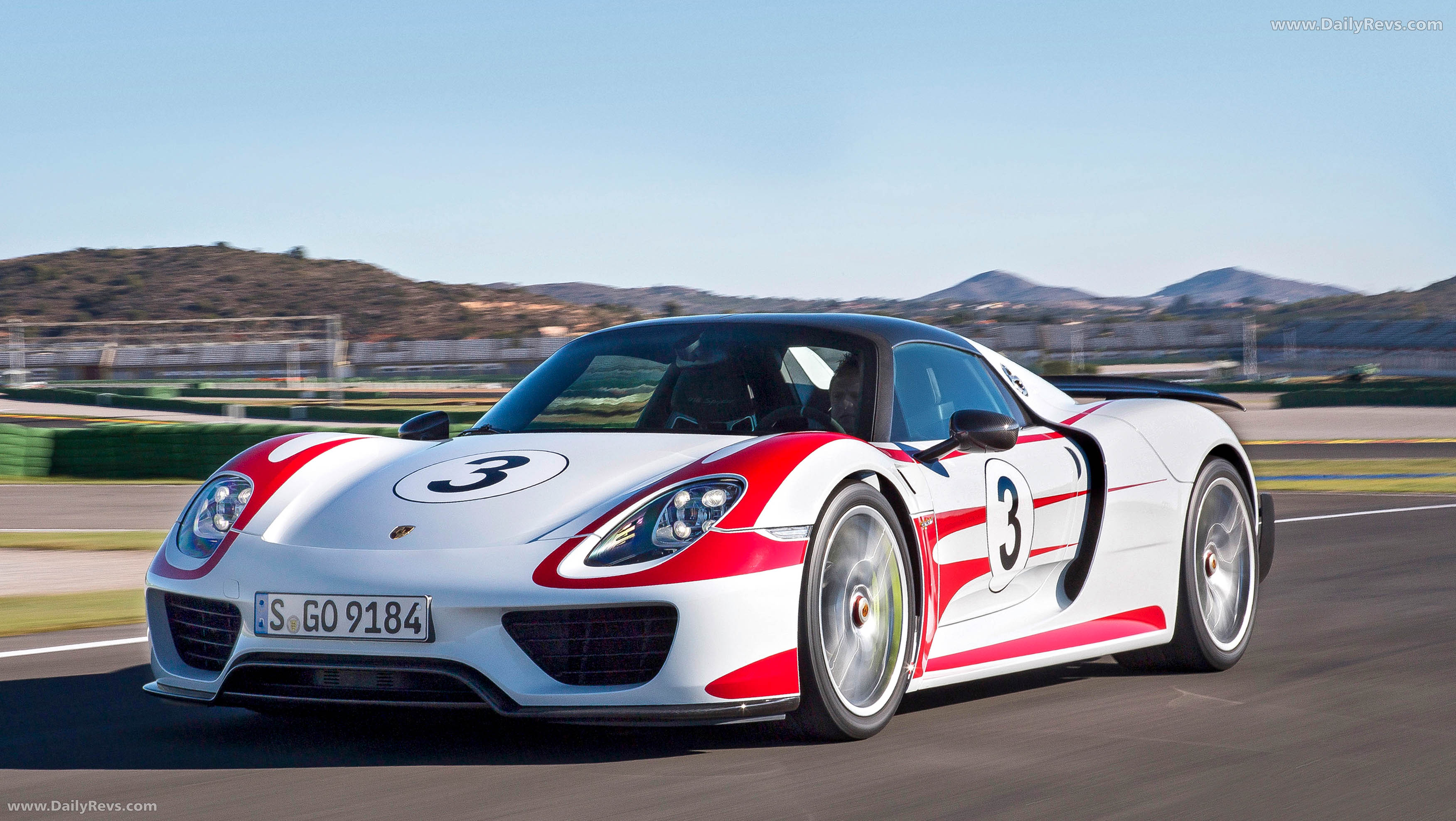 2015 Porsche 918 Spyder Front View