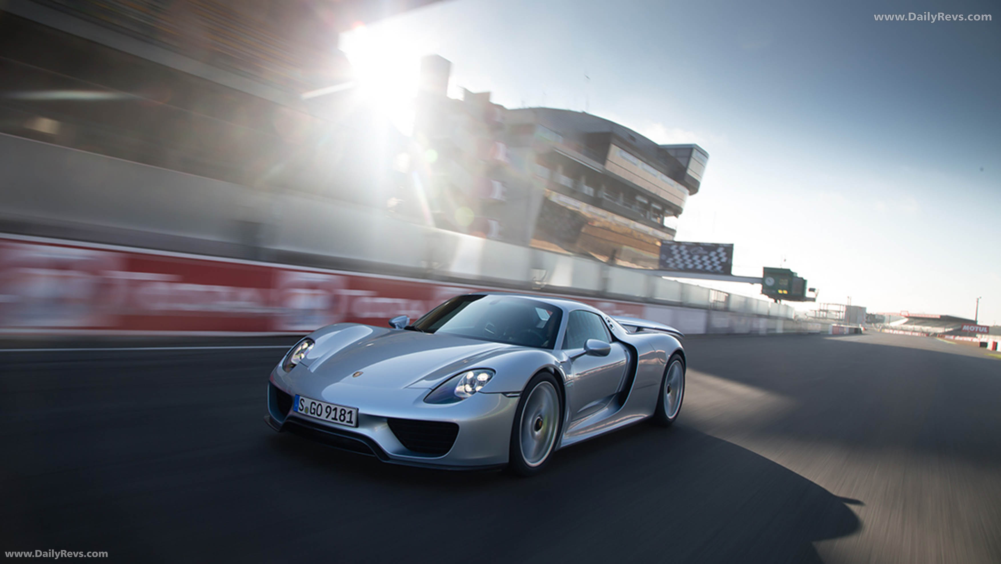 2015 Porsche 918 Spyder Front View