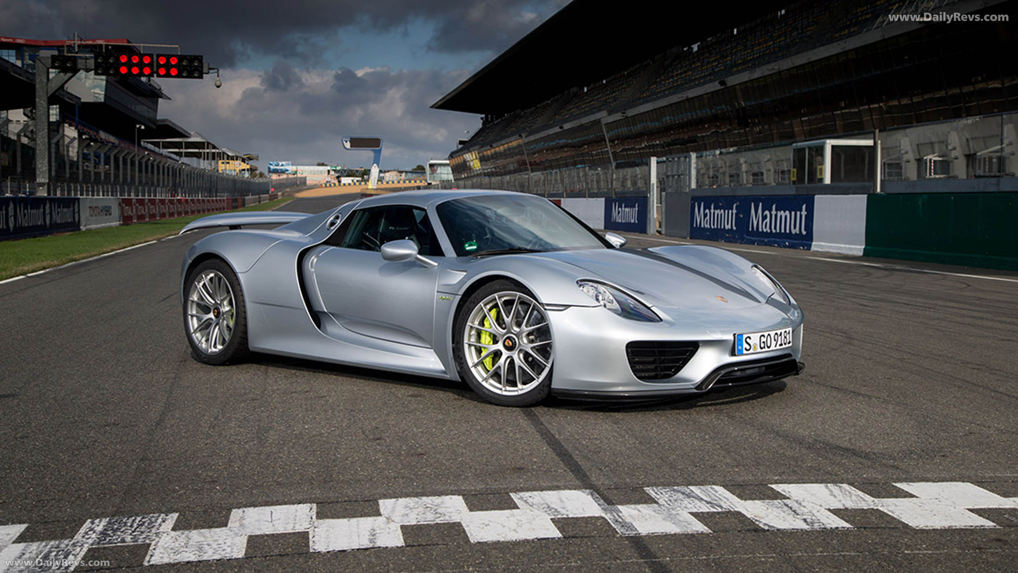 2015 Porsche 918 Spyder Front View