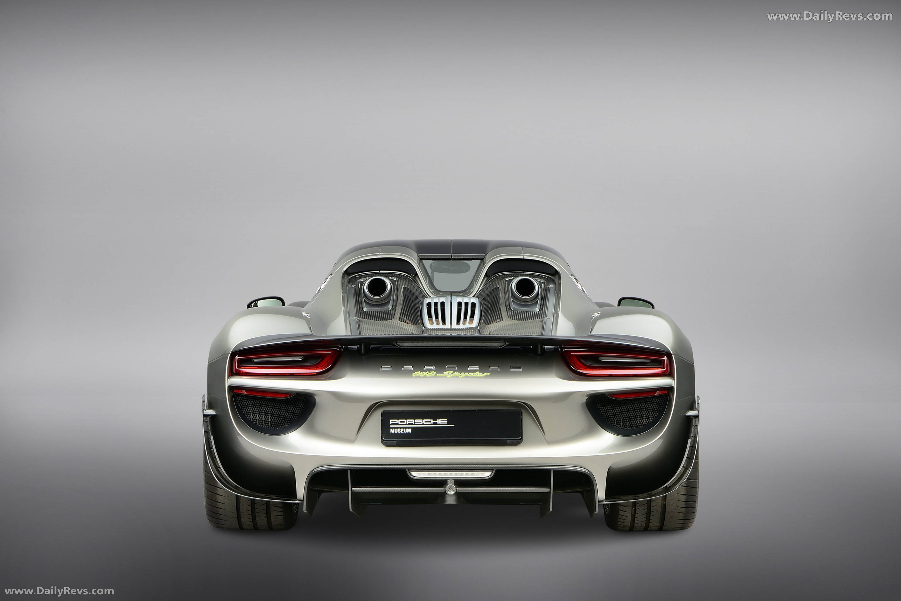 2015 Porsche 918 Spyder Rear View