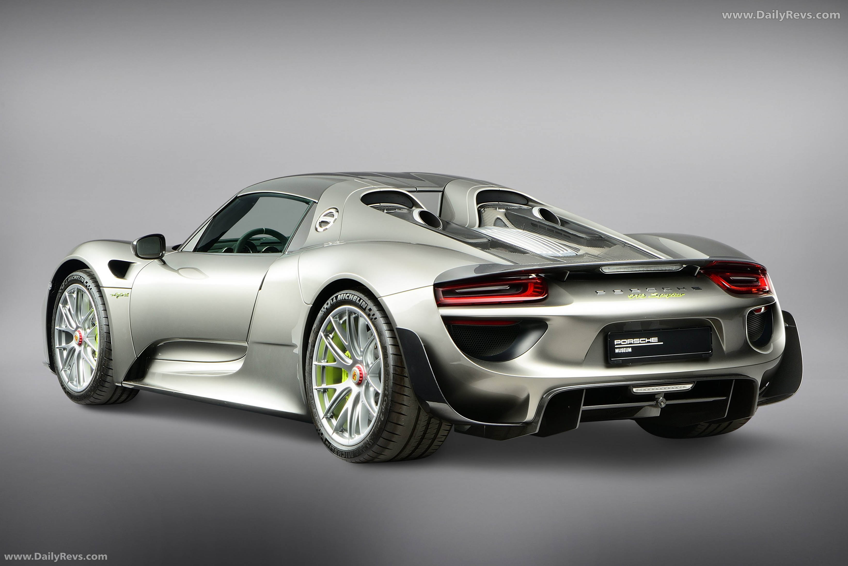 2015 Porsche 918 Spyder Rear View