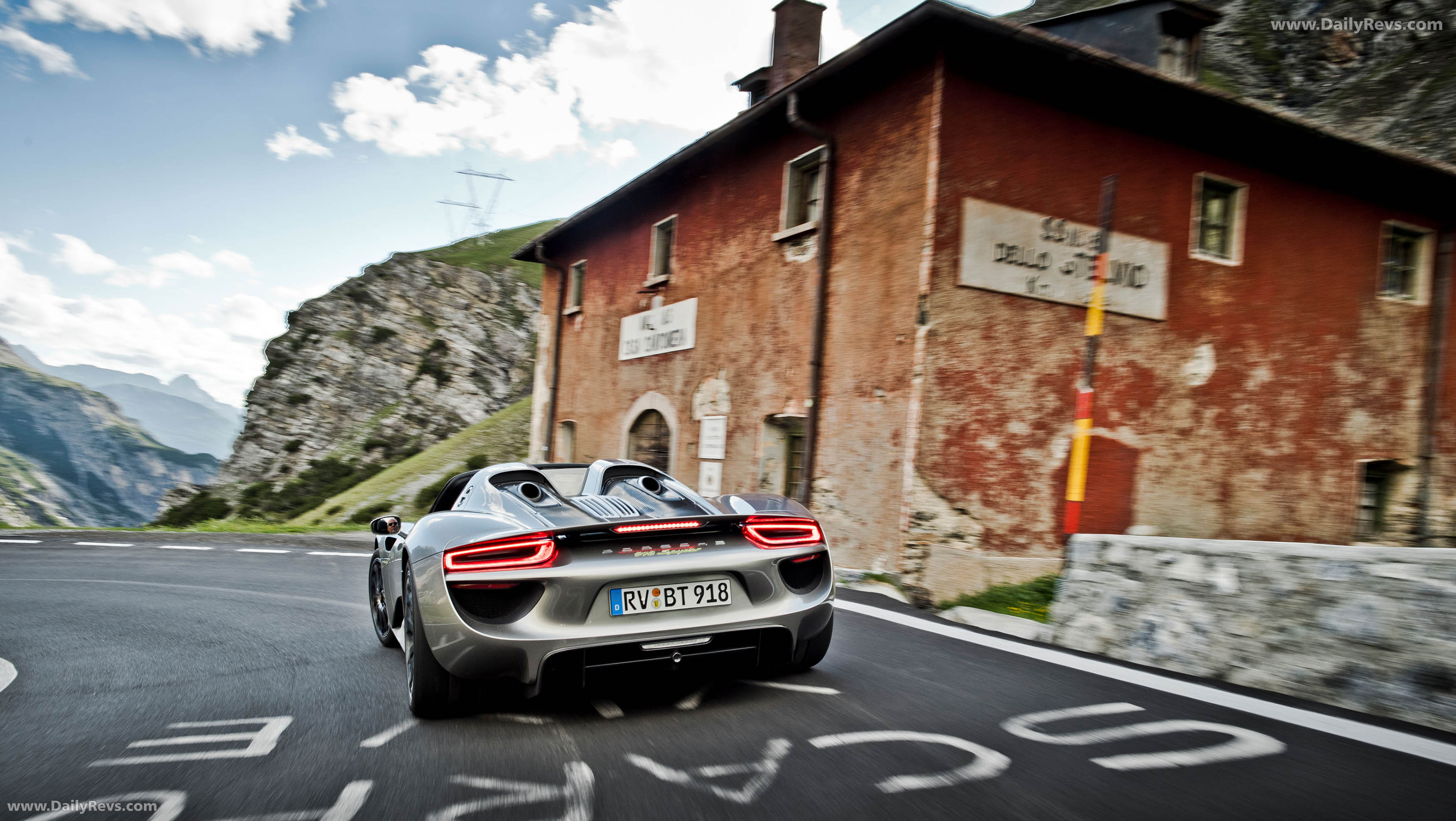 2015 Porsche 918 Spyder Rear View