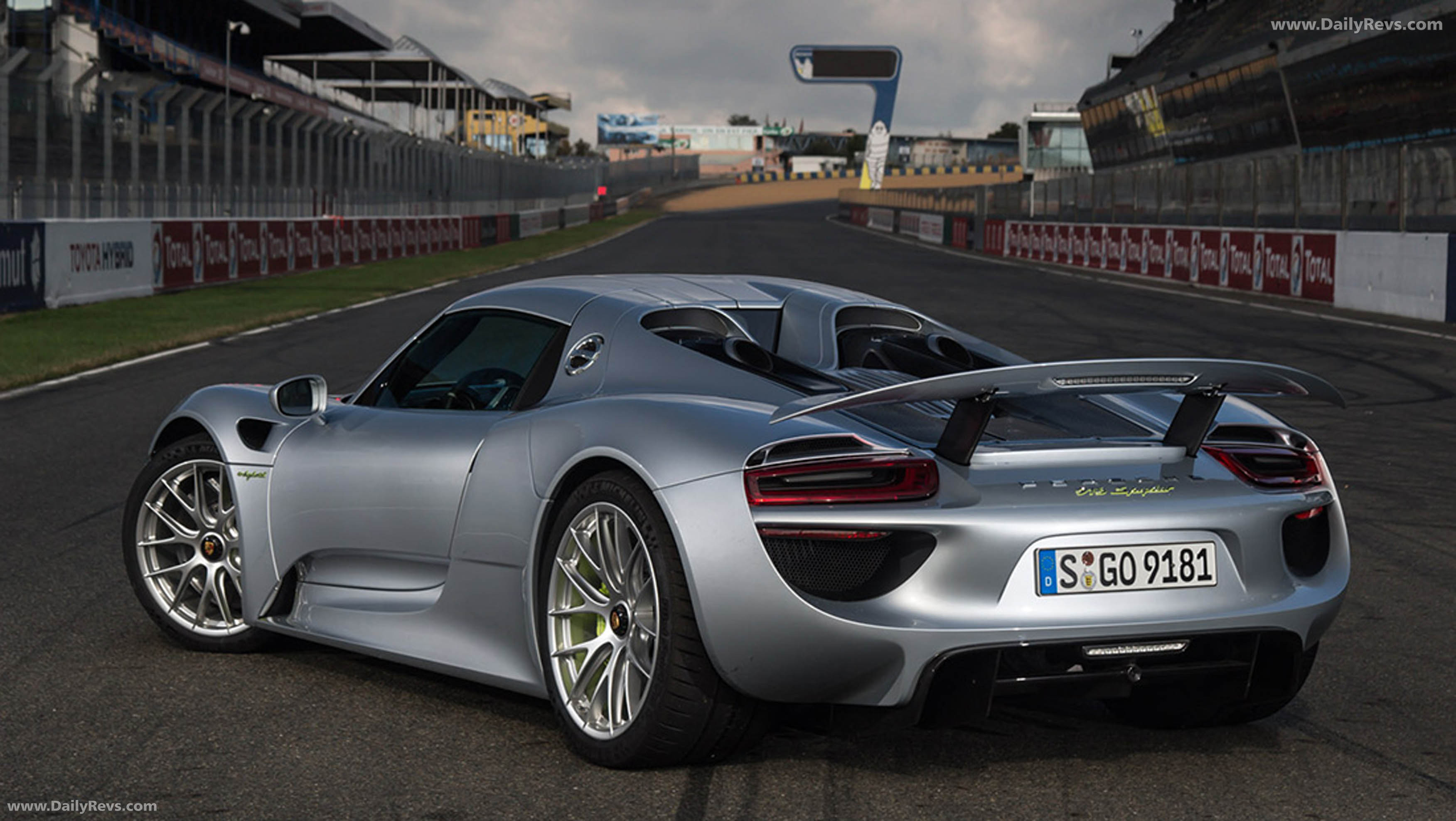2015 Porsche 918 Spyder Rear View