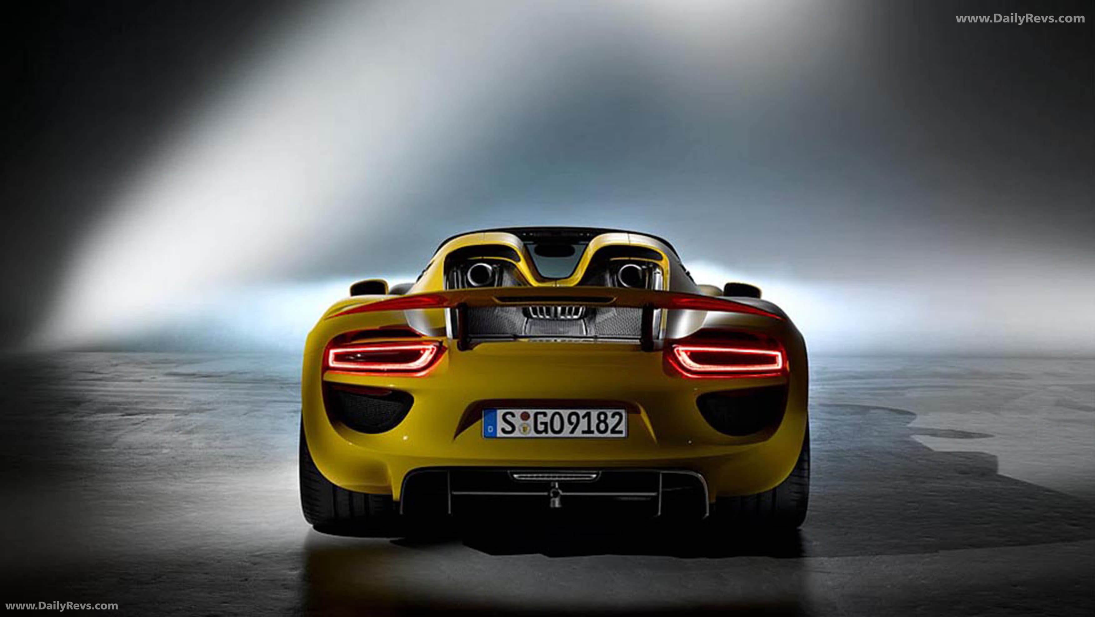 2015 Porsche 918 Spyder Rear View