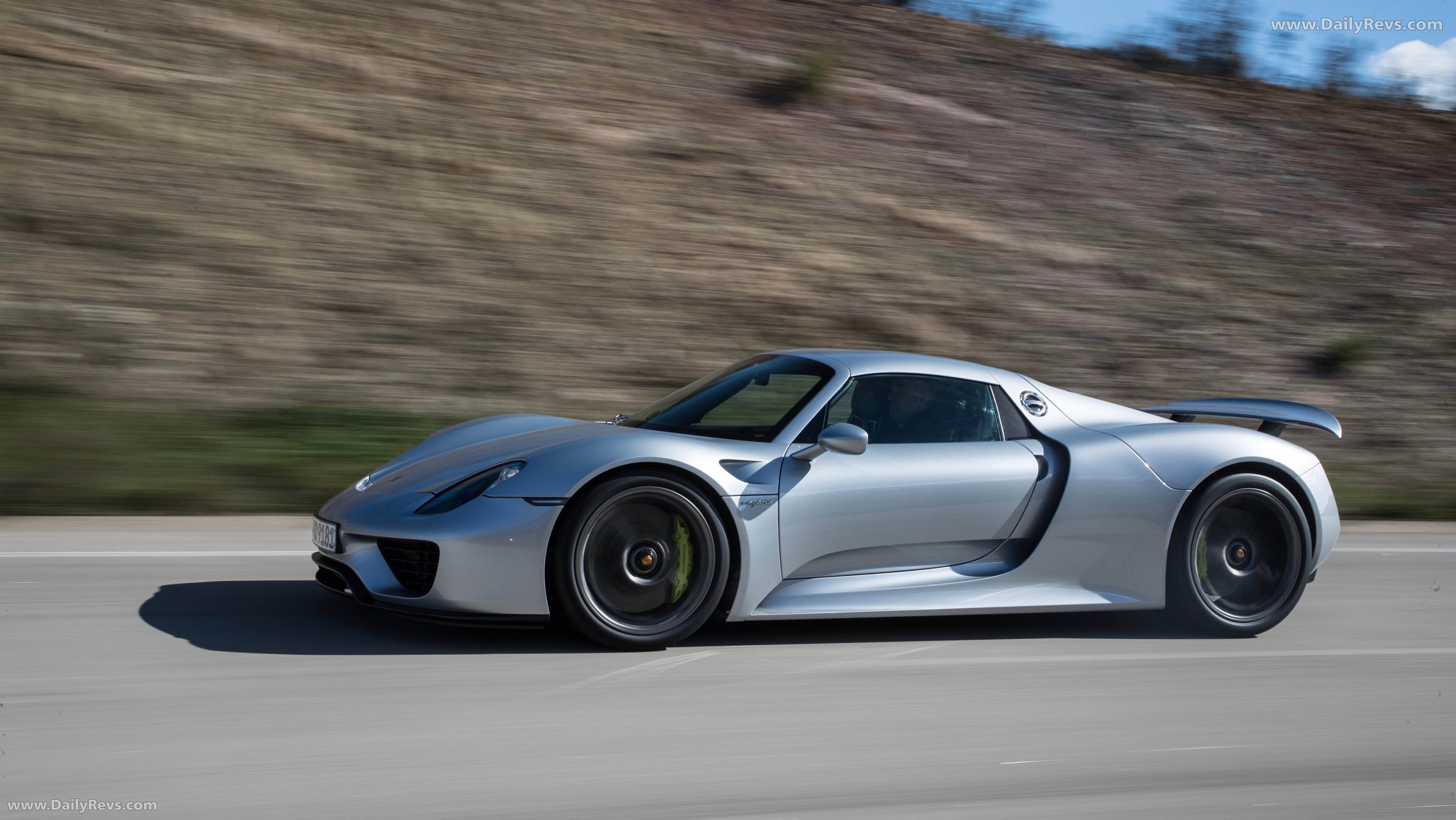 2015 Porsche 918 Spyder Side View