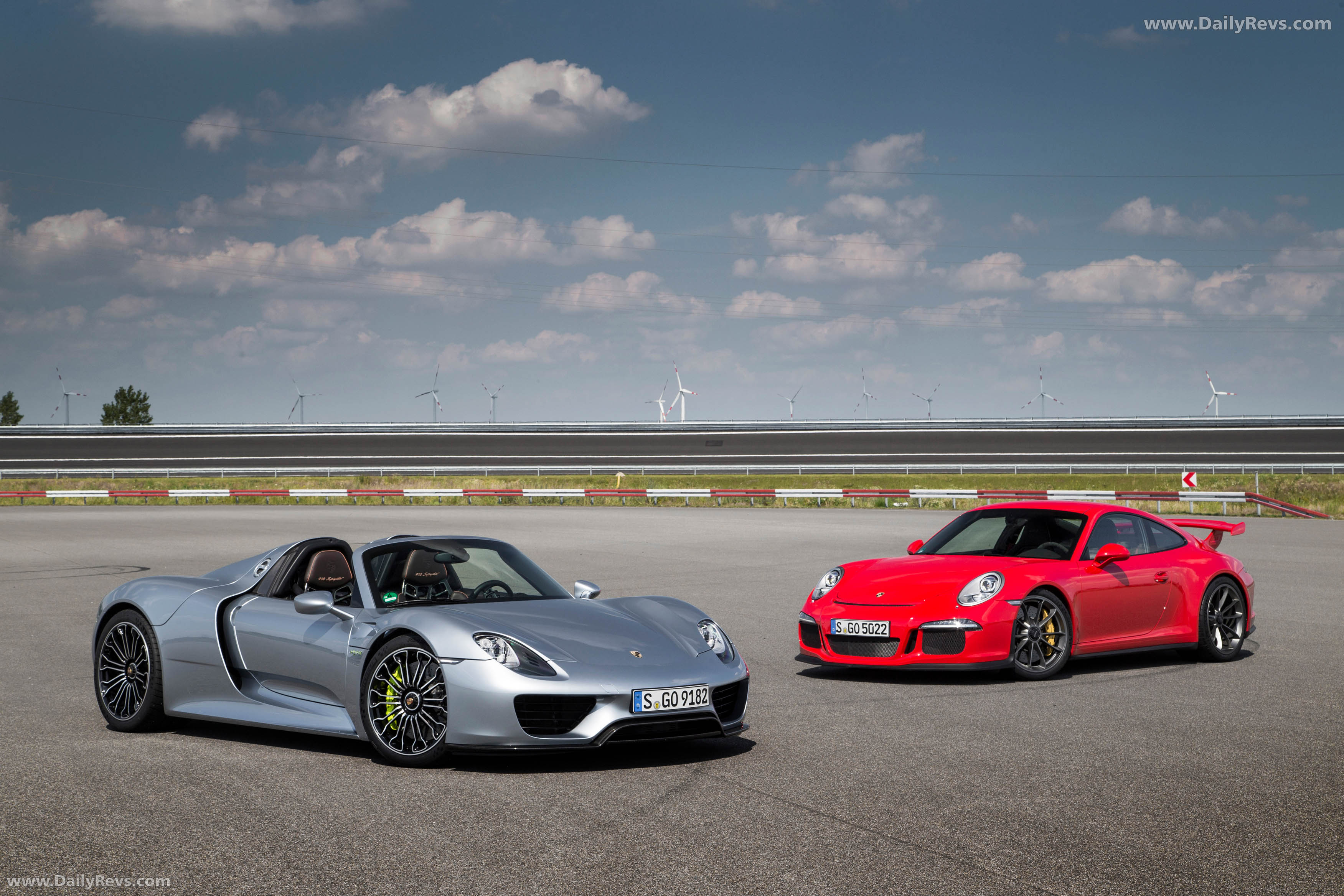 2015 Porsche 918 Spyder Front View