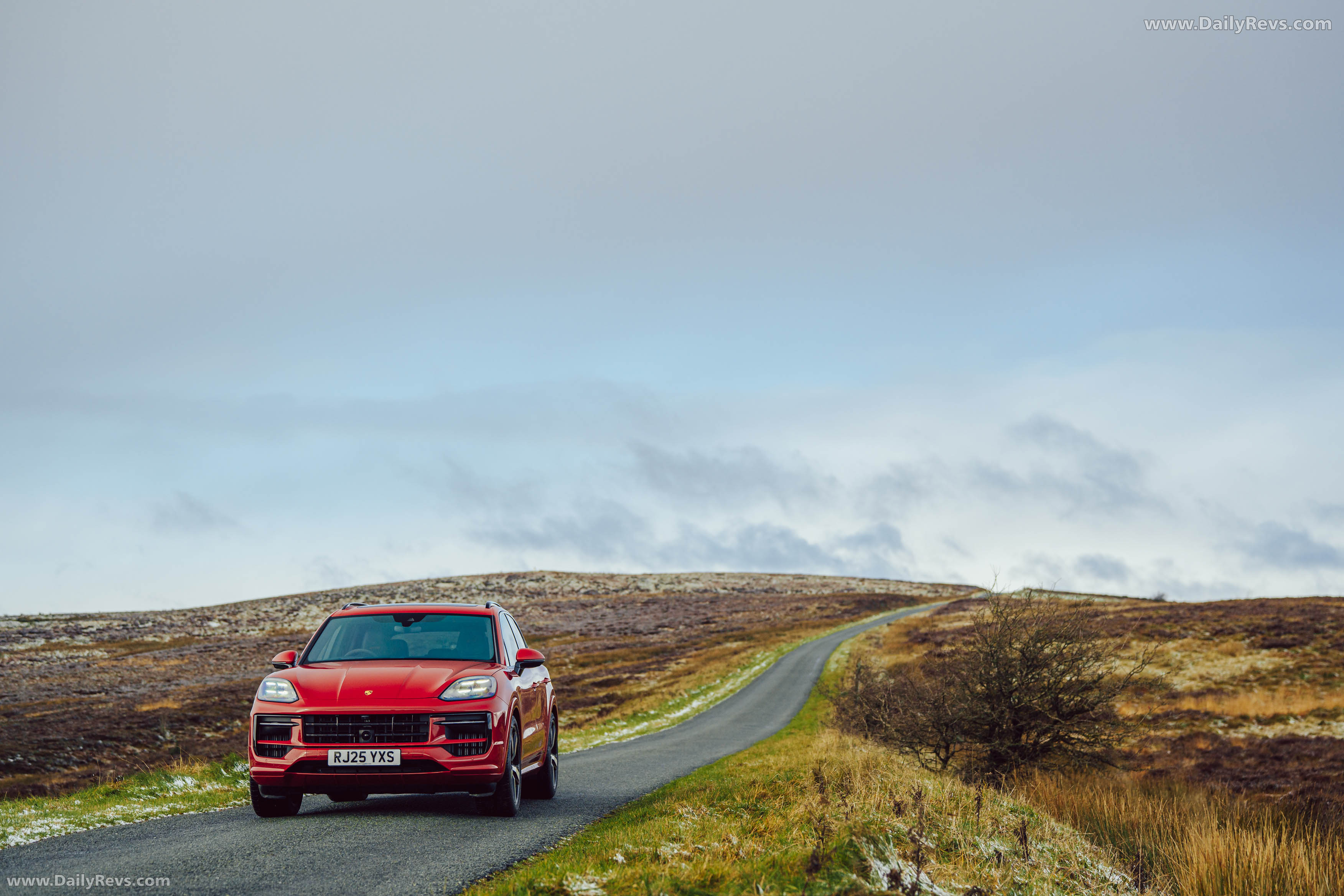 2025 Porsche Cayenne GTS 9Y0.2 UK Version Front View