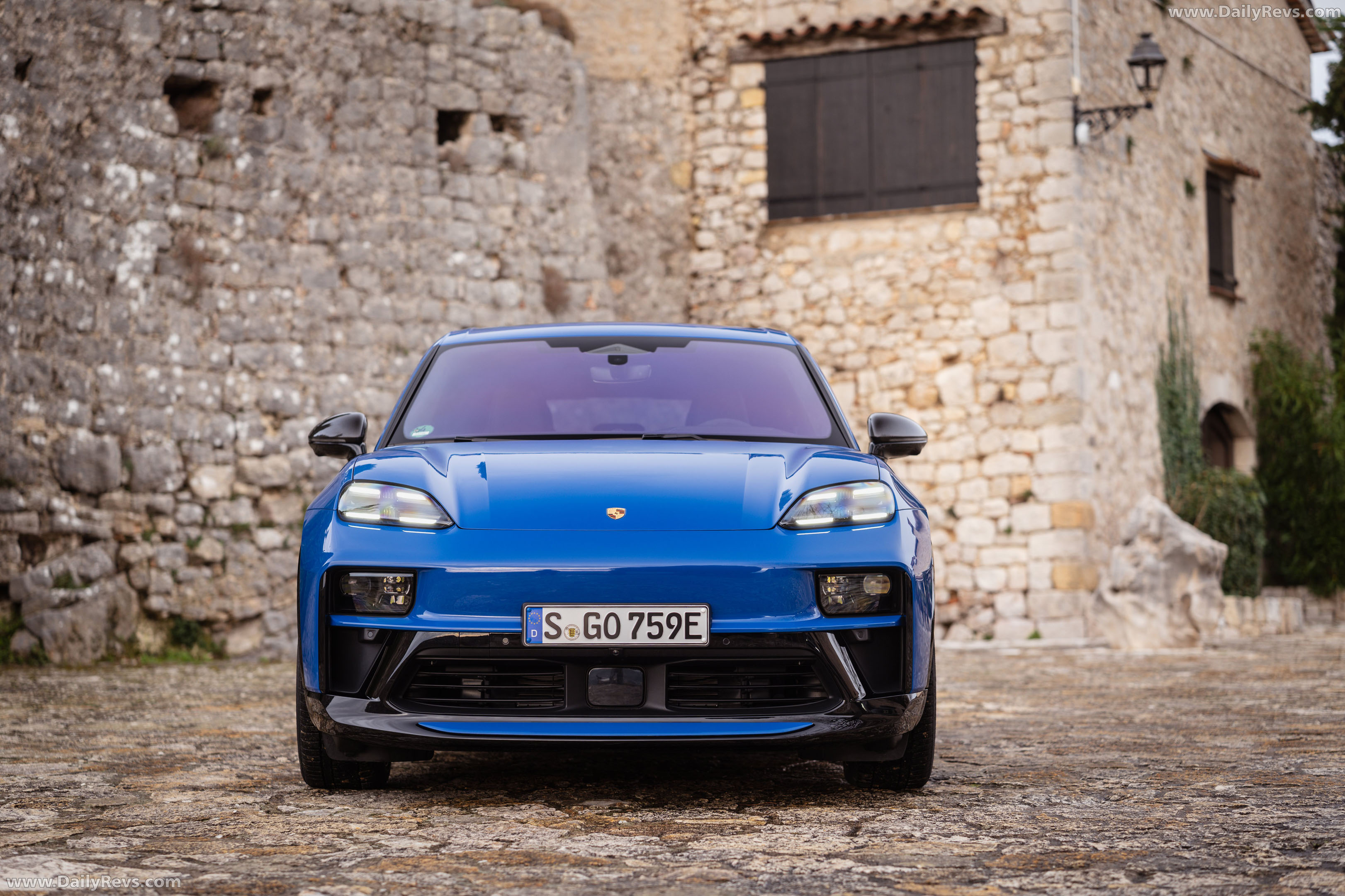 2026 Porsche Macan GTS H2 Gentian Blue Front View