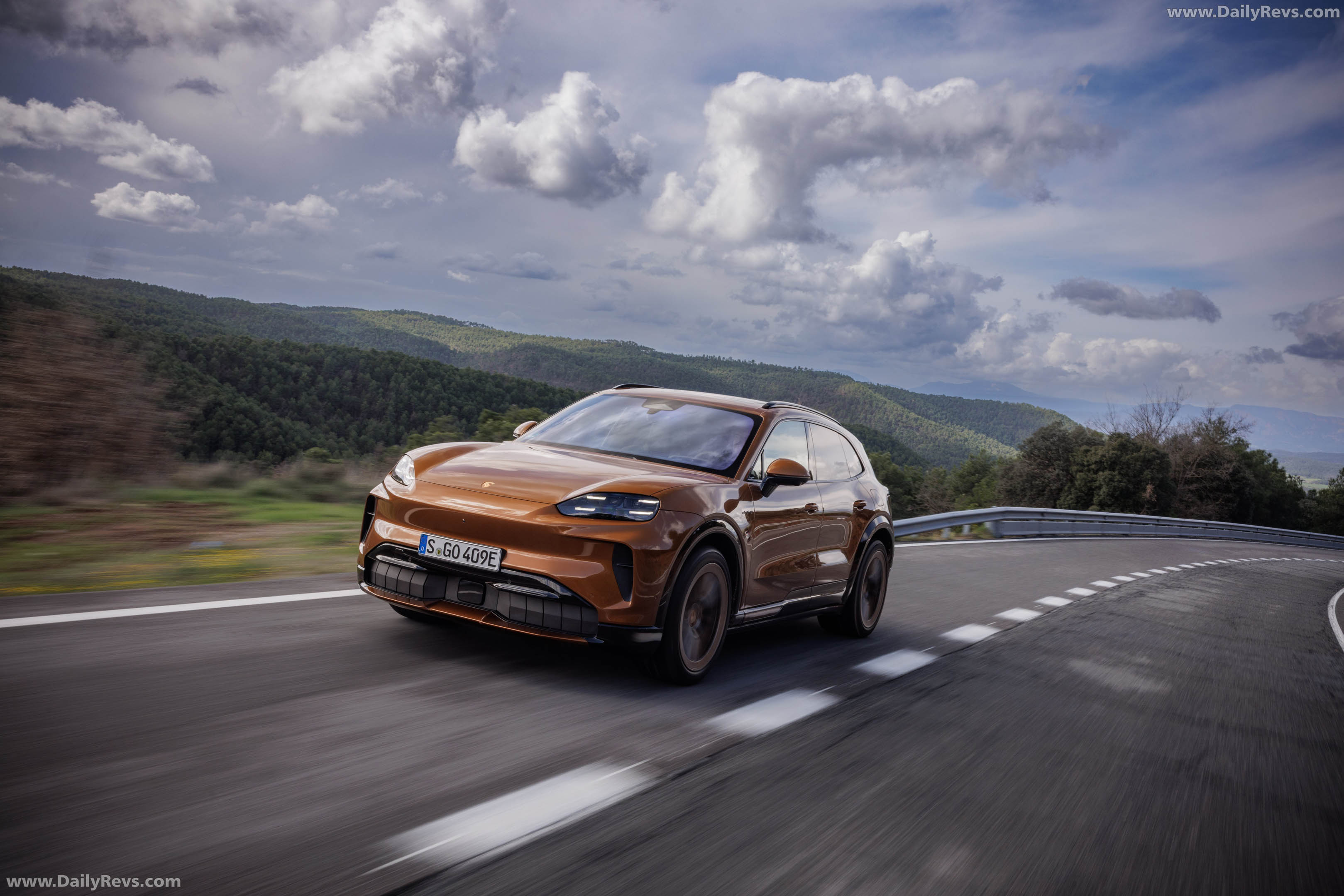 2027 Porsche Cayenne Electric E4 Madeira Gold Front View