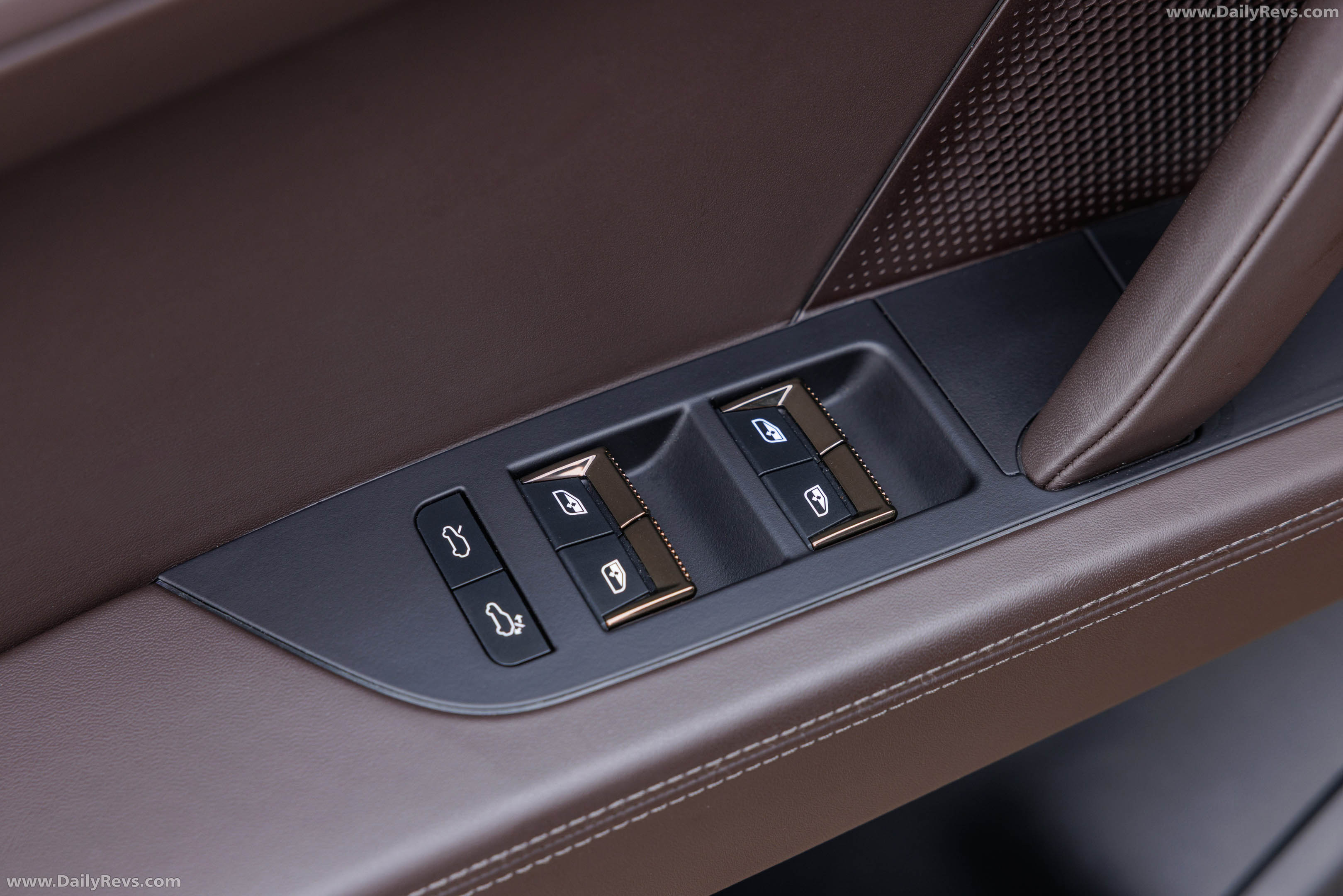 2027 Porsche Cayenne Electric E4 Madeira Gold Interior