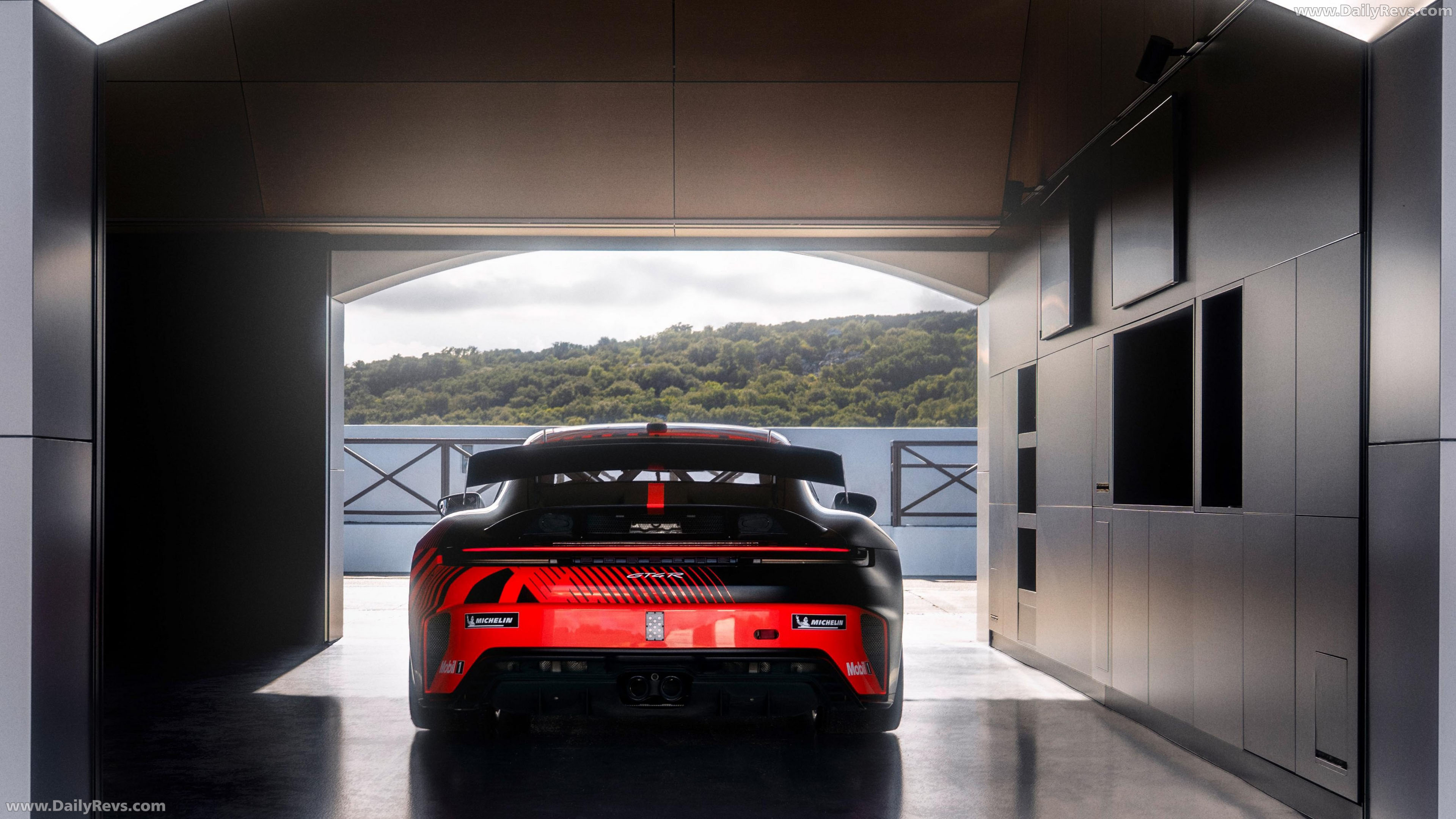 2027 Porsche 911 GT4 R 992 ll Rear View