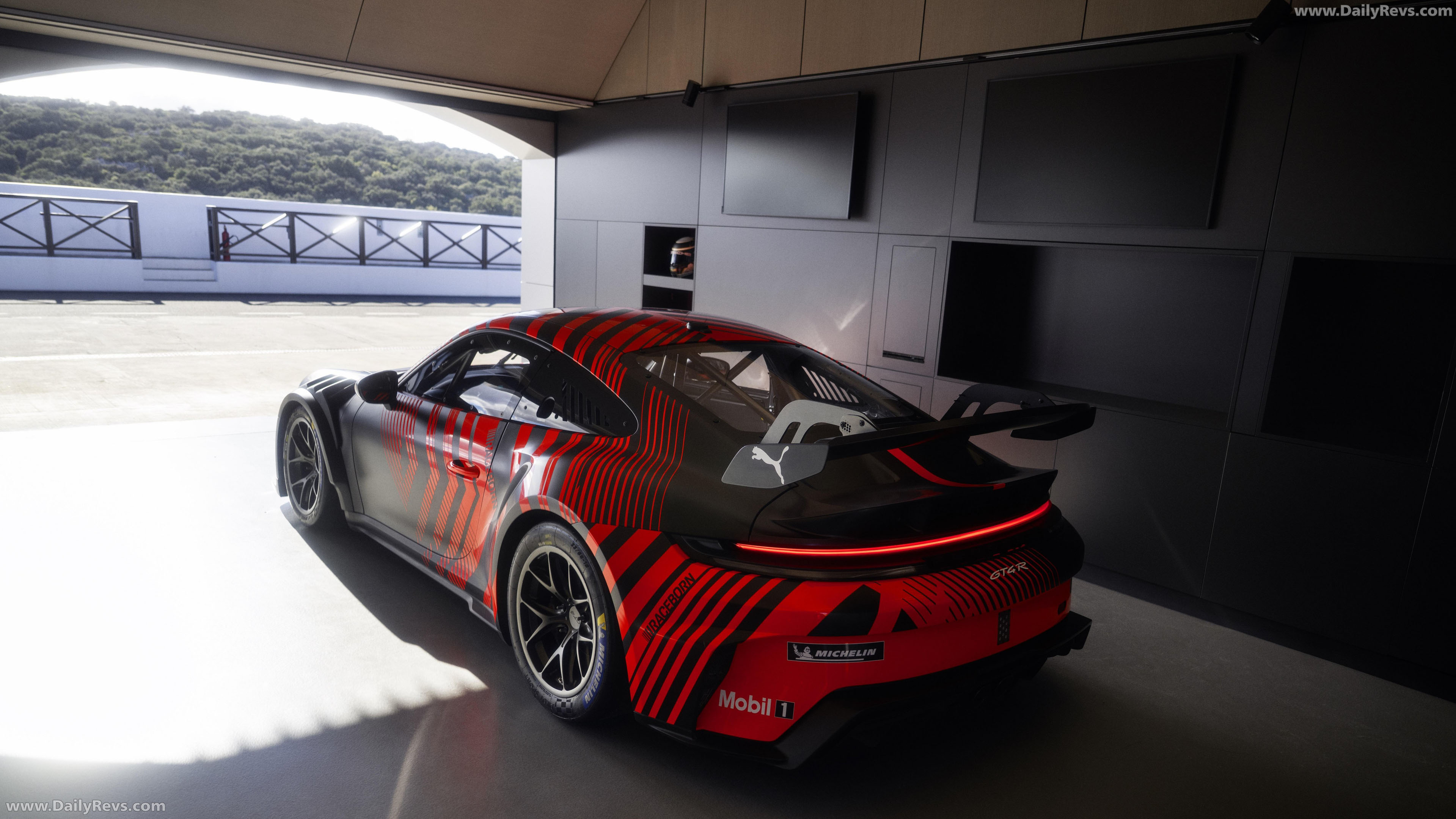 2027 Porsche 911 GT4 R 992 ll Rear View