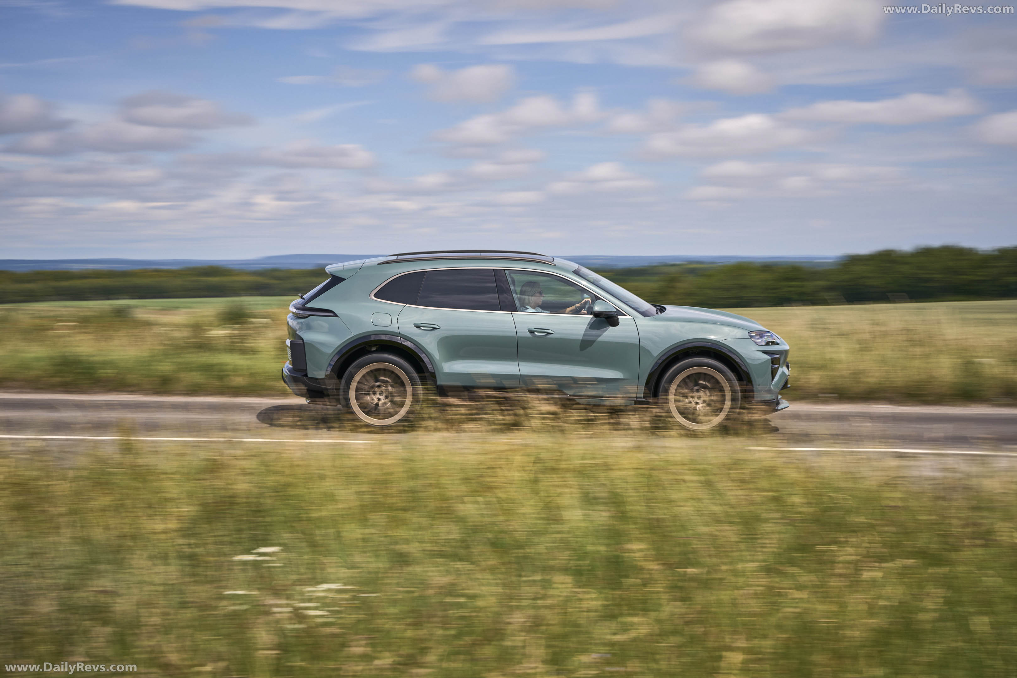 2027 Porsche Cayenne Turbo Electric E4 UK Version Side View