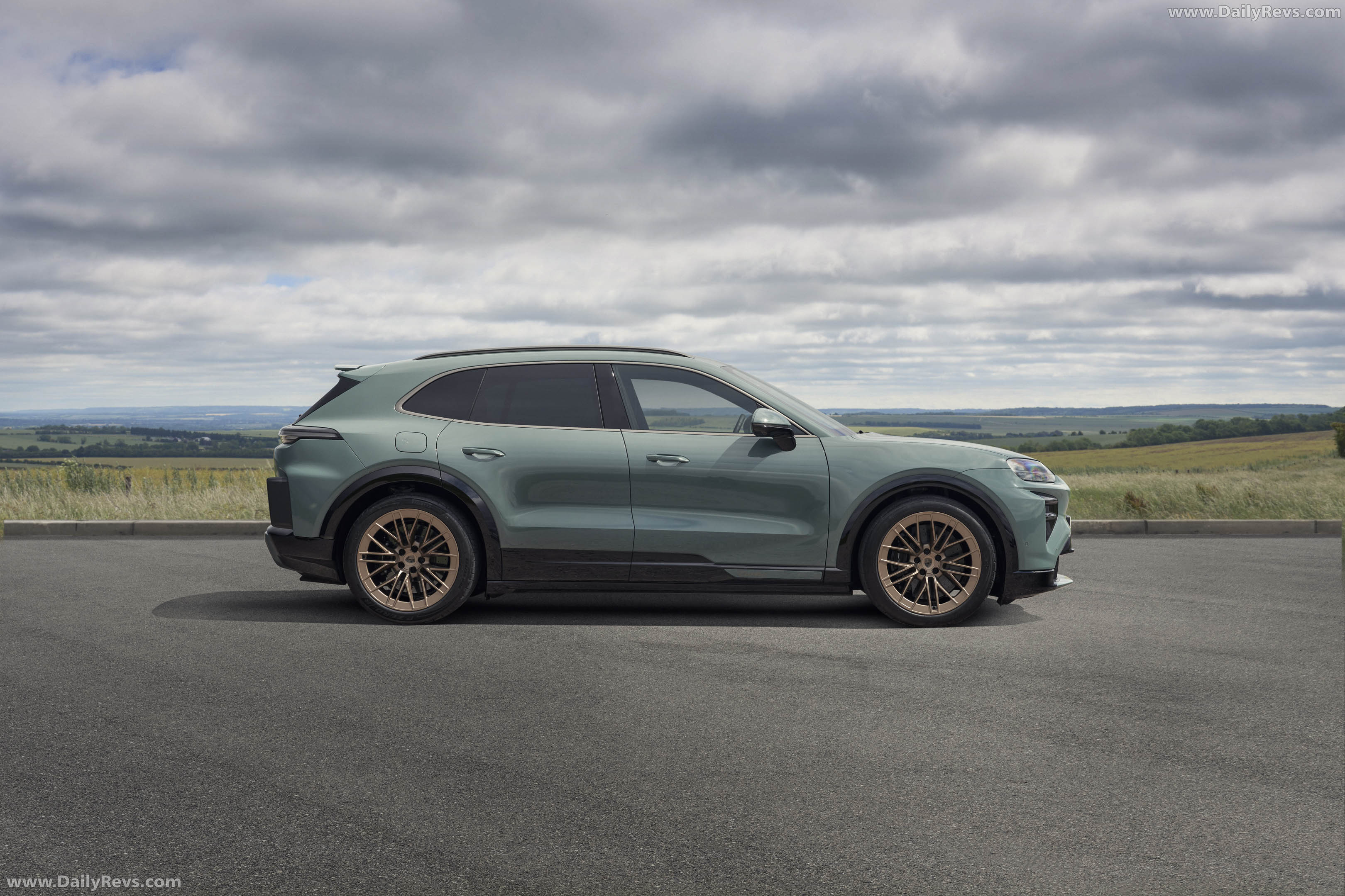 2027 Porsche Cayenne Turbo Electric E4 UK Version Side View