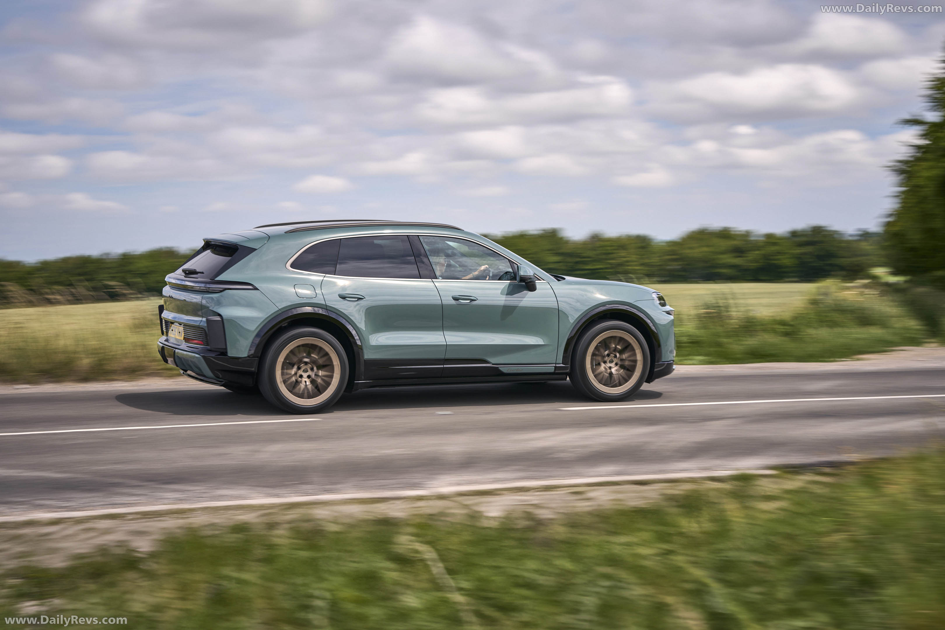 2027 Porsche Cayenne Turbo Electric E4 UK Version Side View