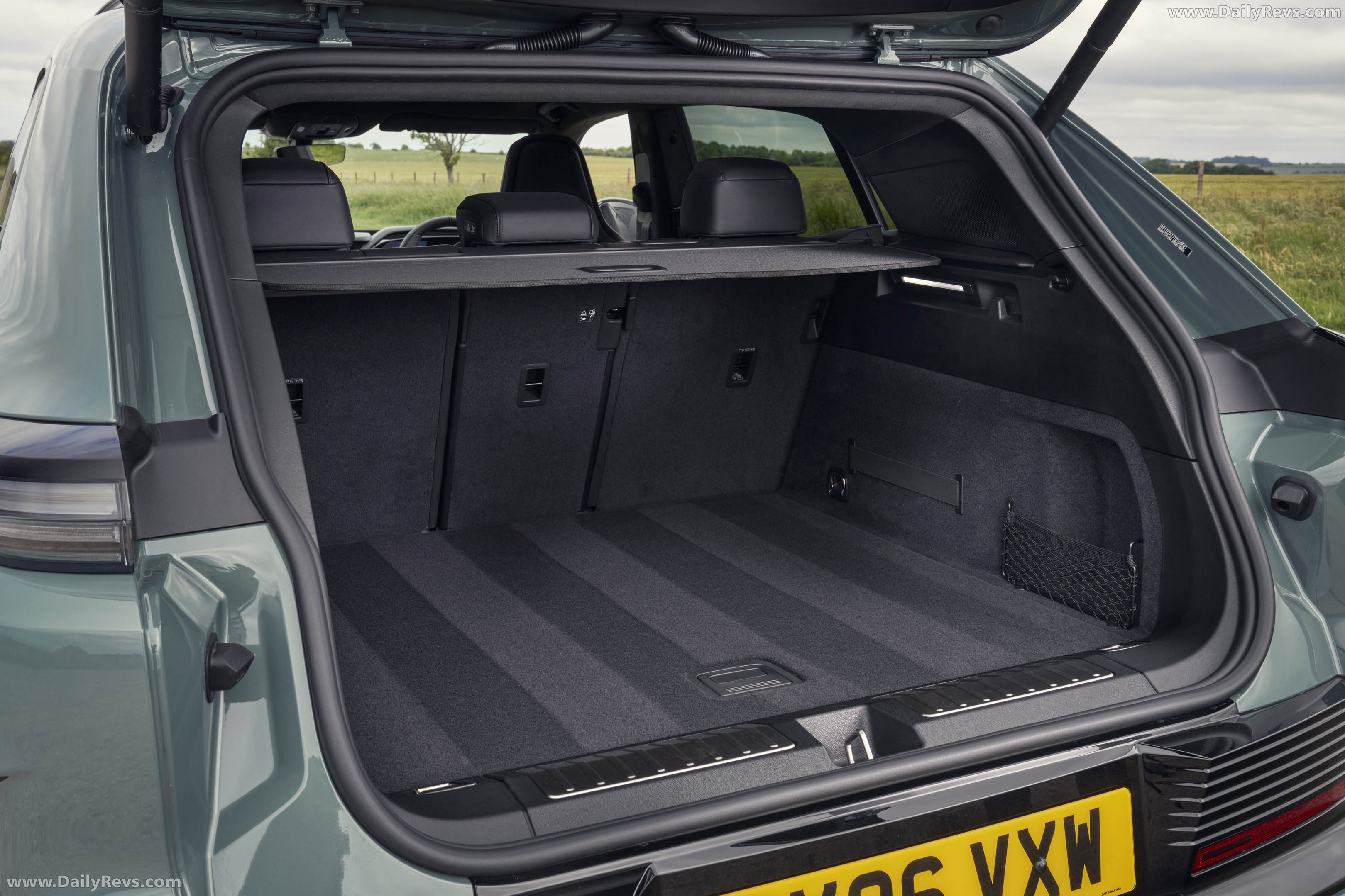2027 Porsche Cayenne Turbo Electric E4 UK Version Interior