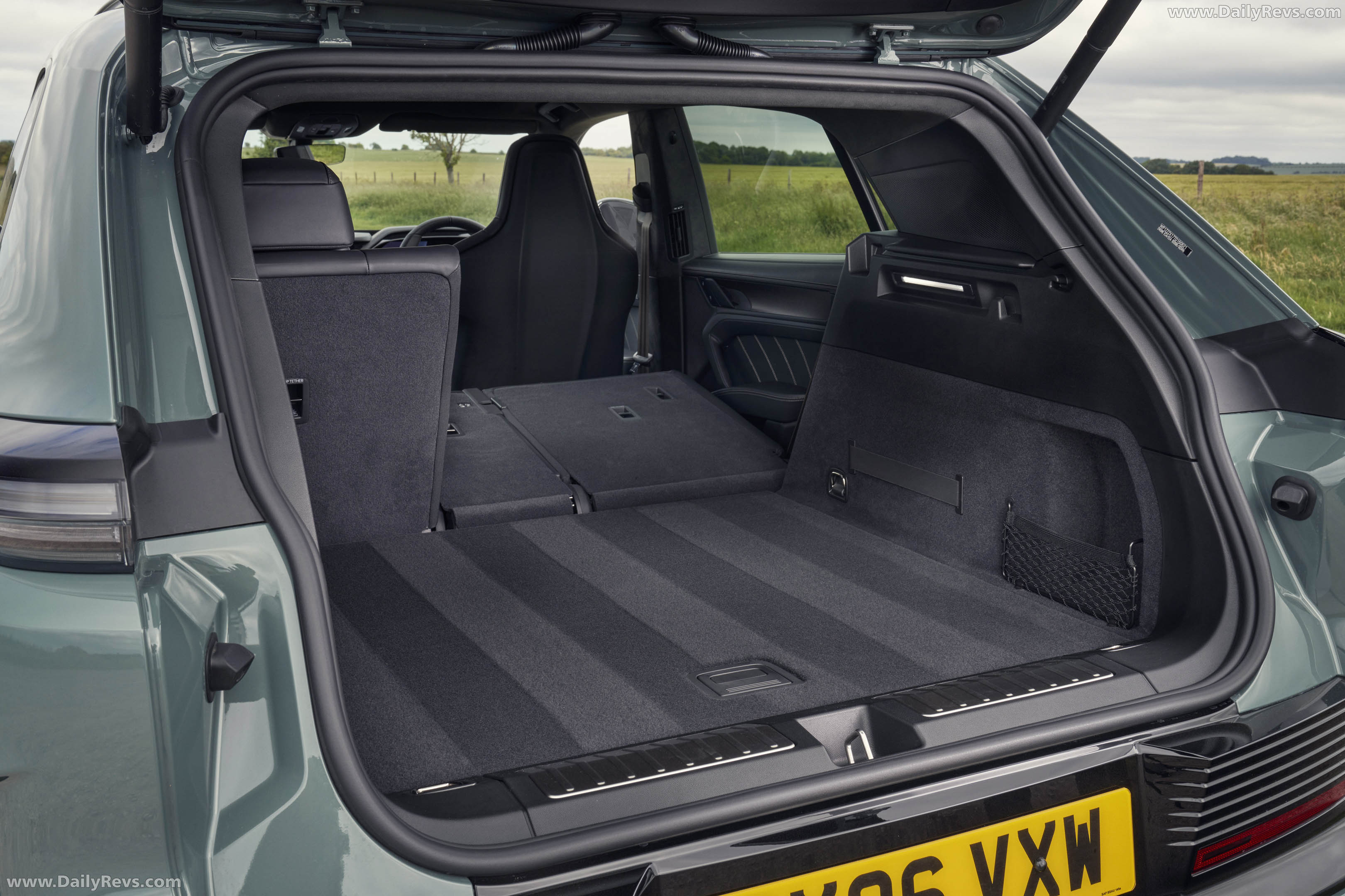 2027 Porsche Cayenne Turbo Electric E4 UK Version Interior