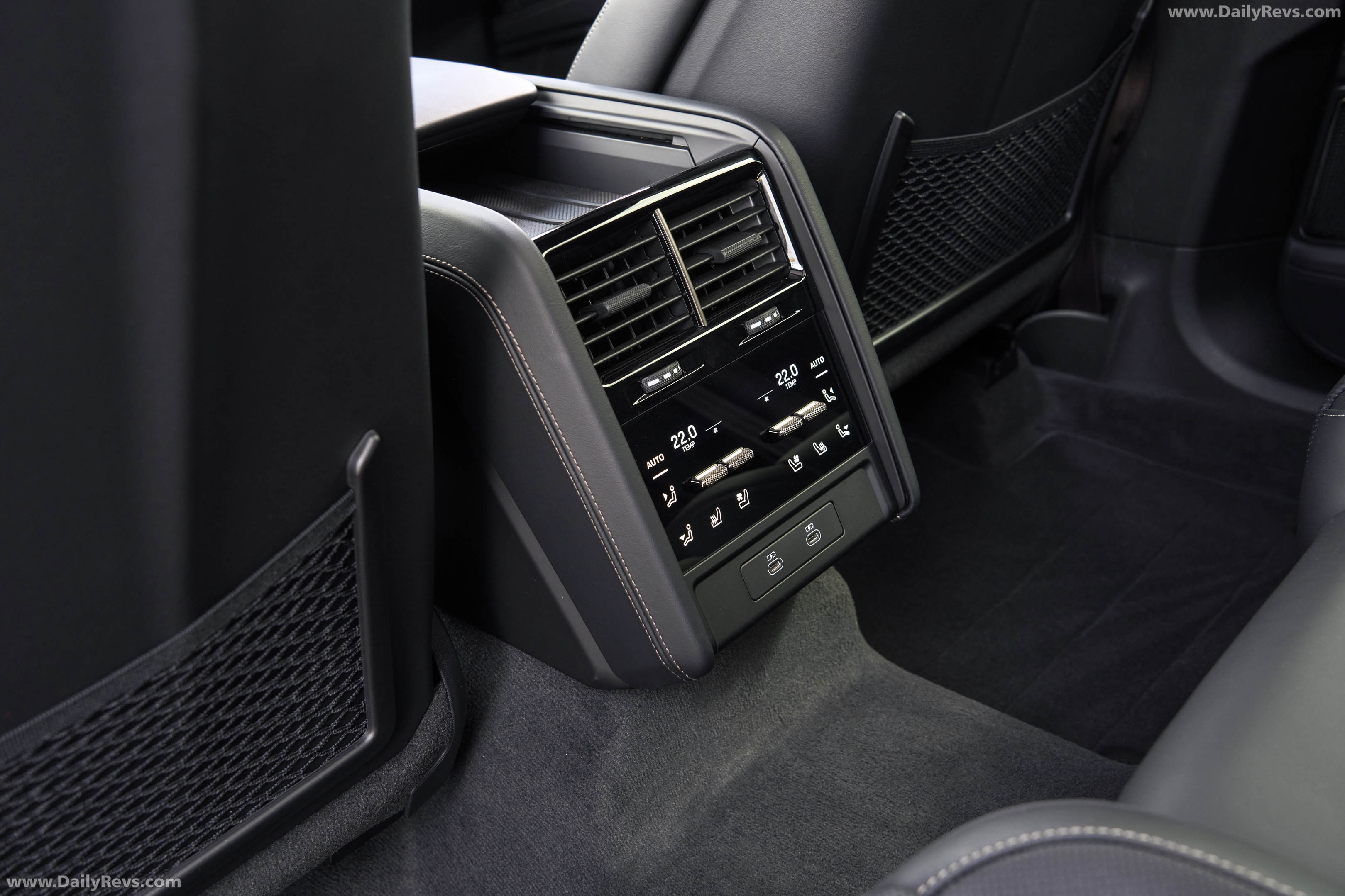 2027 Porsche Cayenne Turbo Electric E4 UK Version Interior
