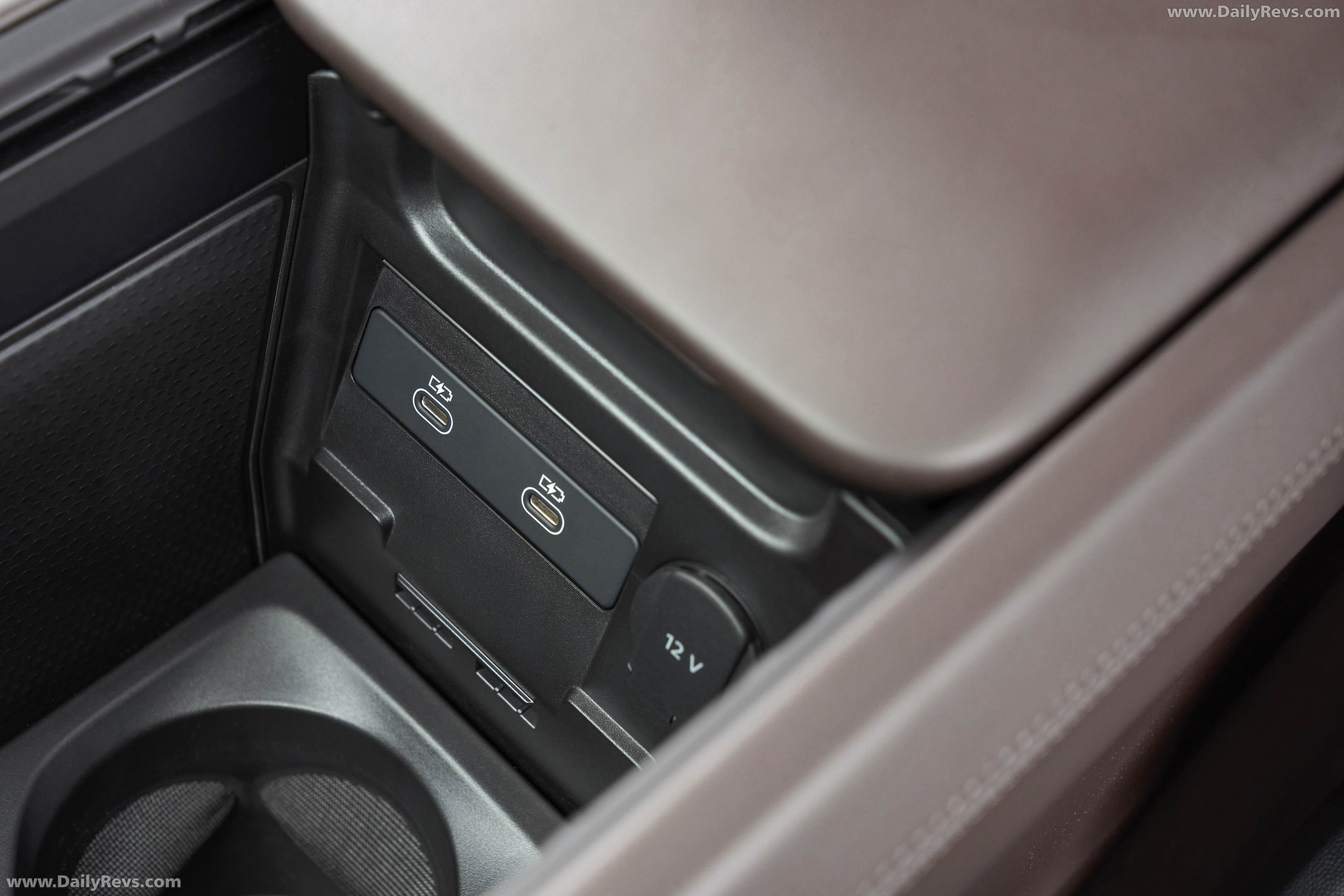 2027 Porsche Cayenne Electric E4 UK Version Interior