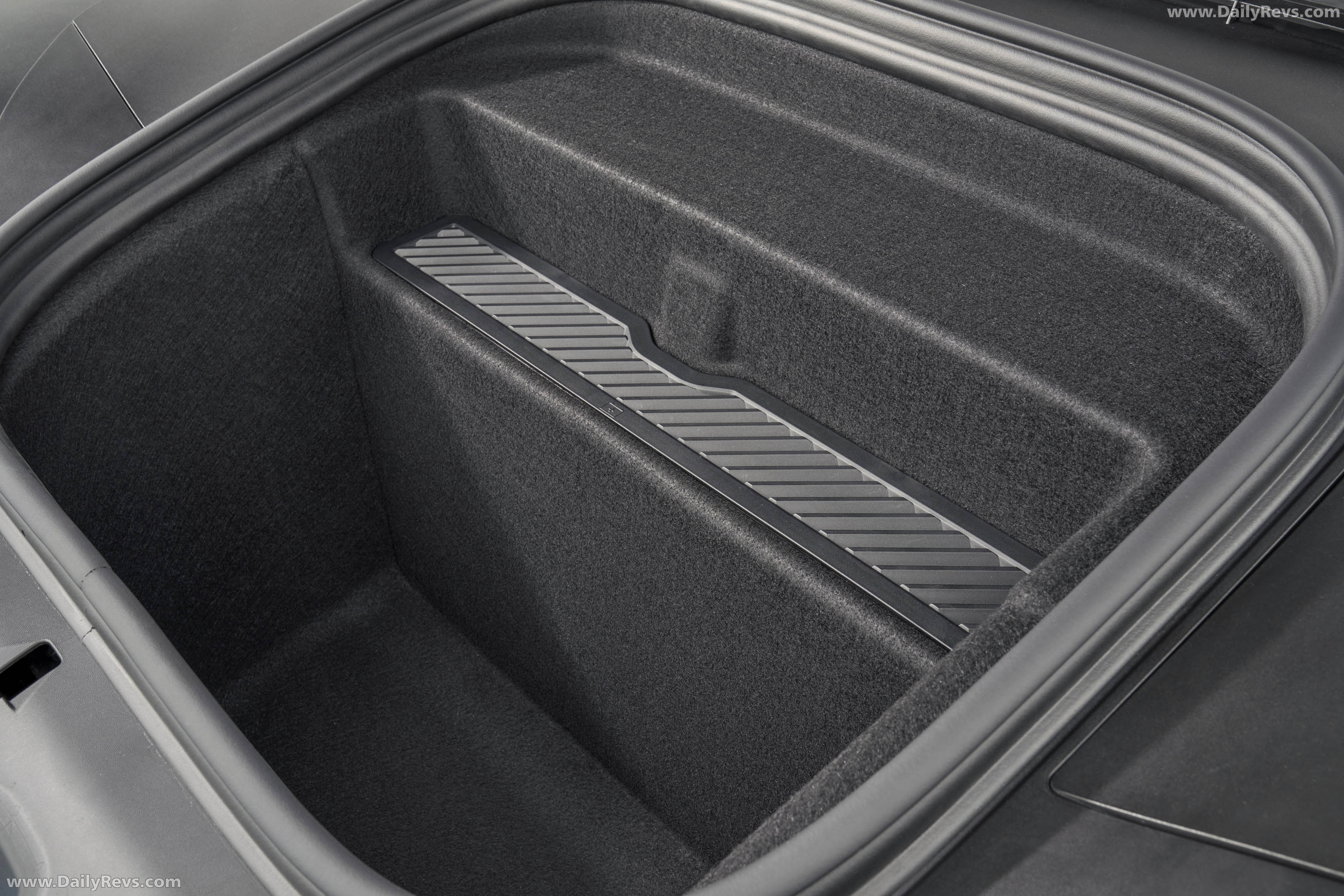 2027 Porsche Cayenne Electric E4 UK Version Interior