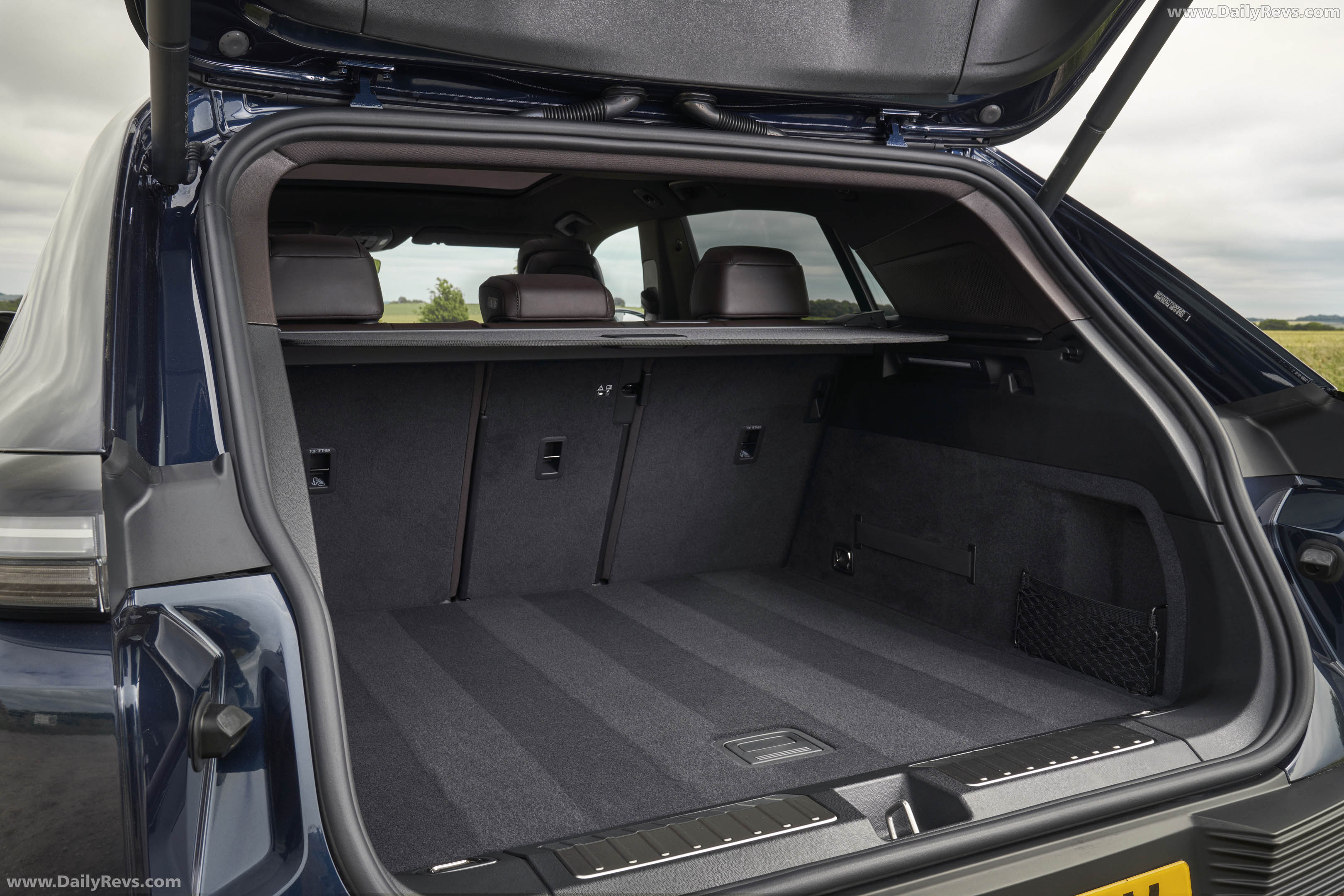 2027 Porsche Cayenne Electric E4 UK Version Interior