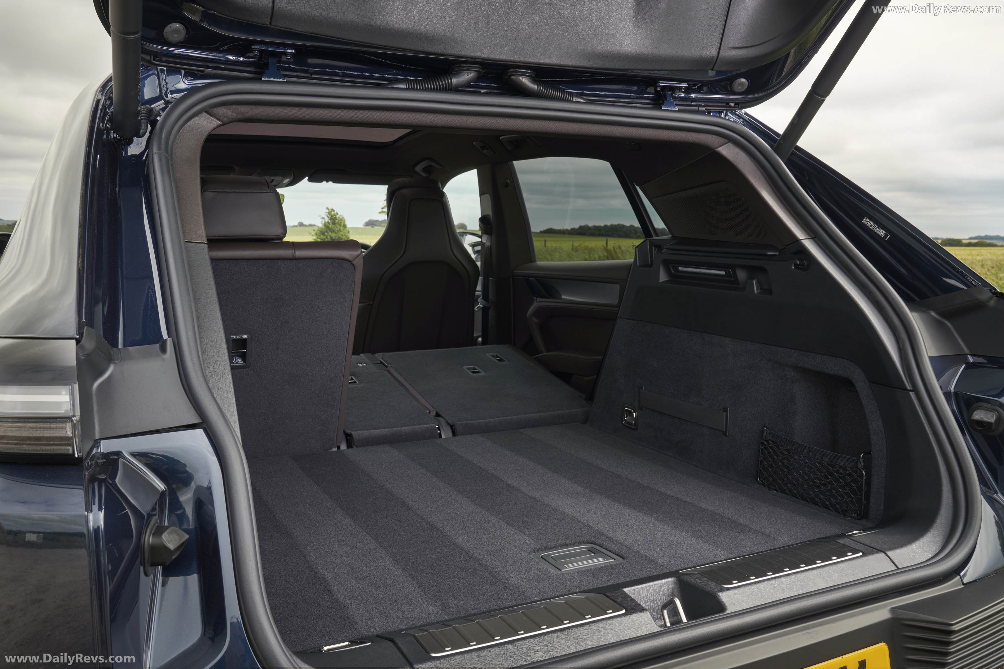 2027 Porsche Cayenne Electric E4 UK Version Interior