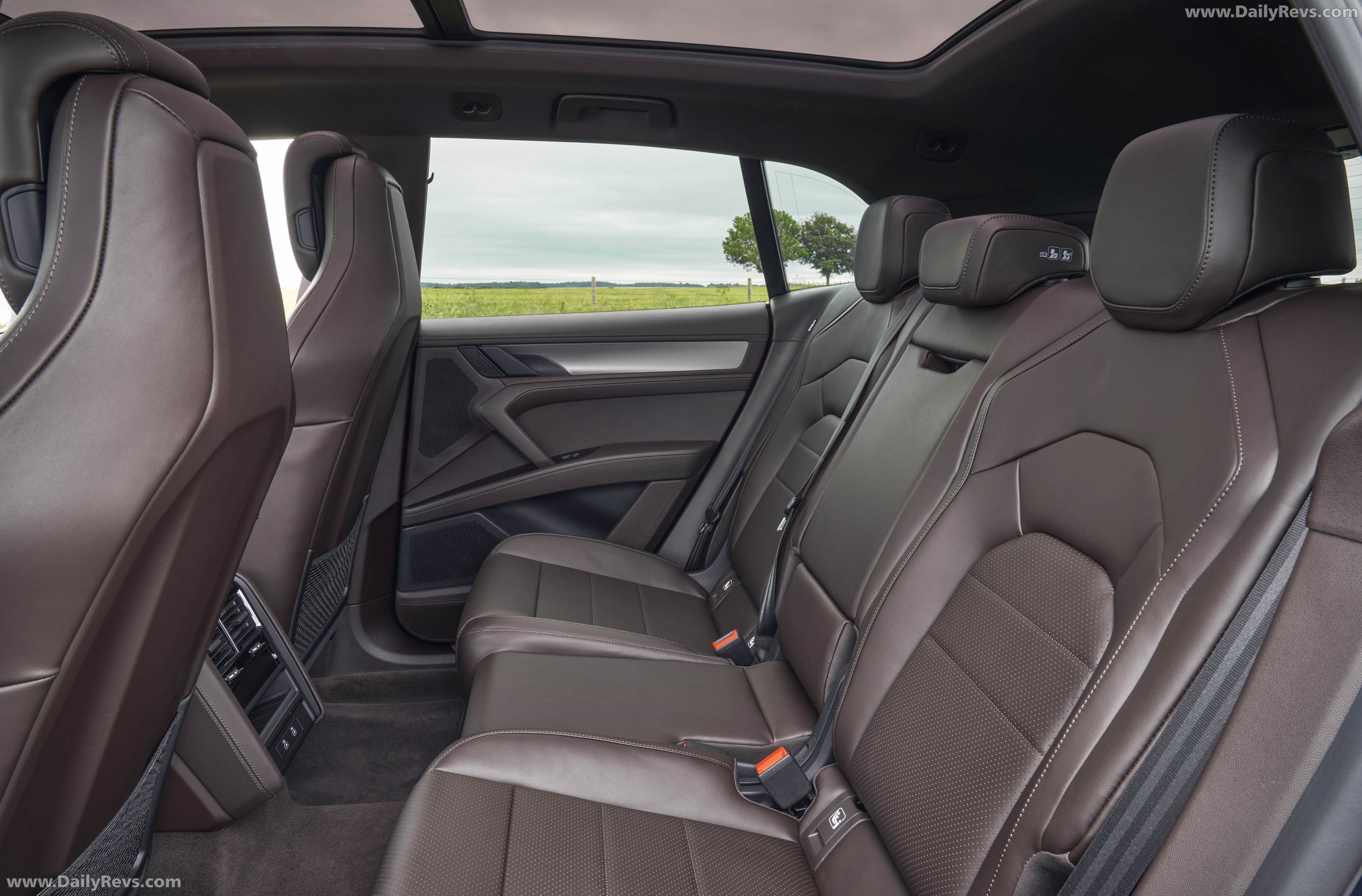 2027 Porsche Cayenne Electric E4 UK Version Interior