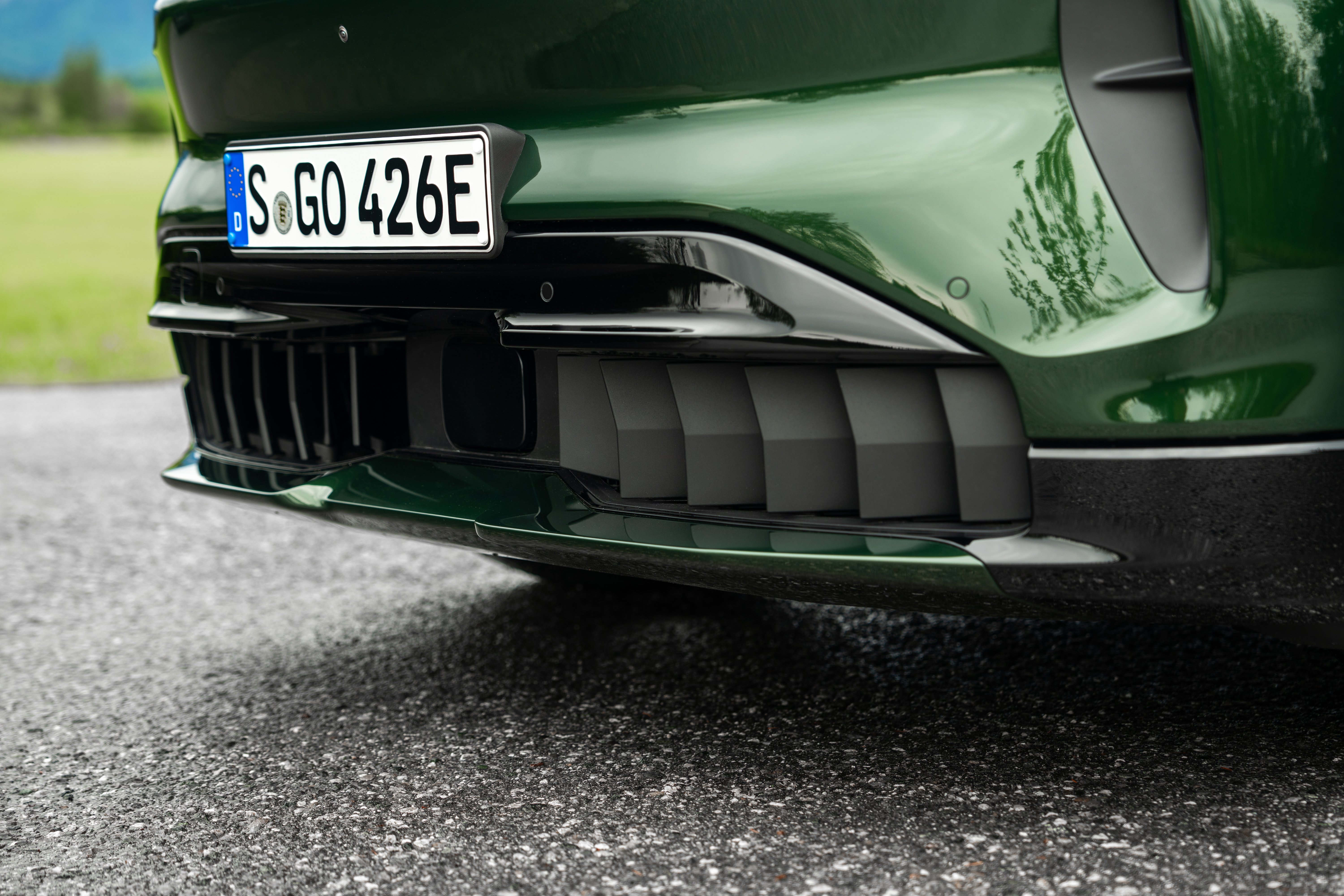 2027 Porsche Cayenne S Coupe Electric E4 Oak Green Exterior