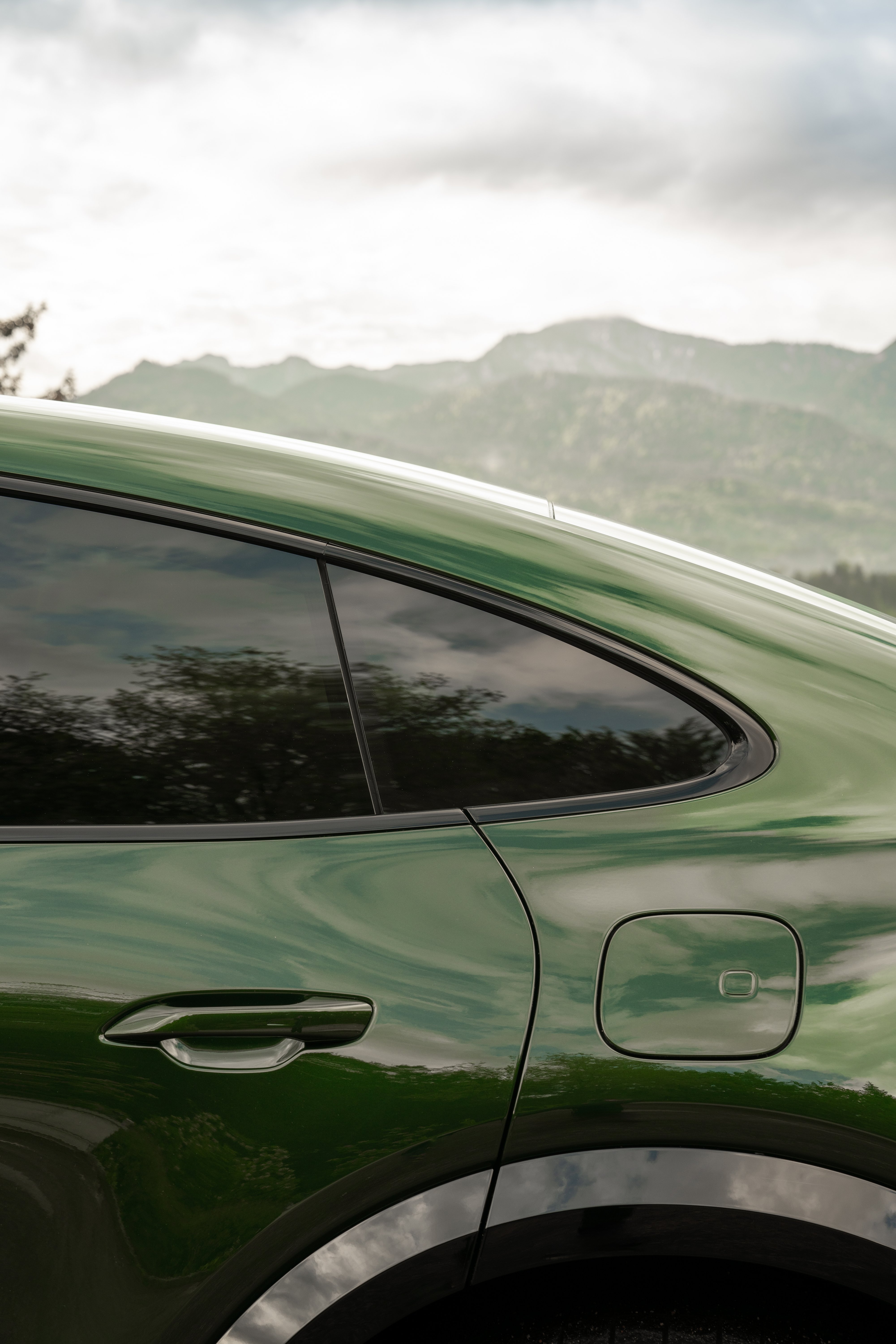 2027 Porsche Cayenne S Coupe Electric E4 Oak Green Exterior
