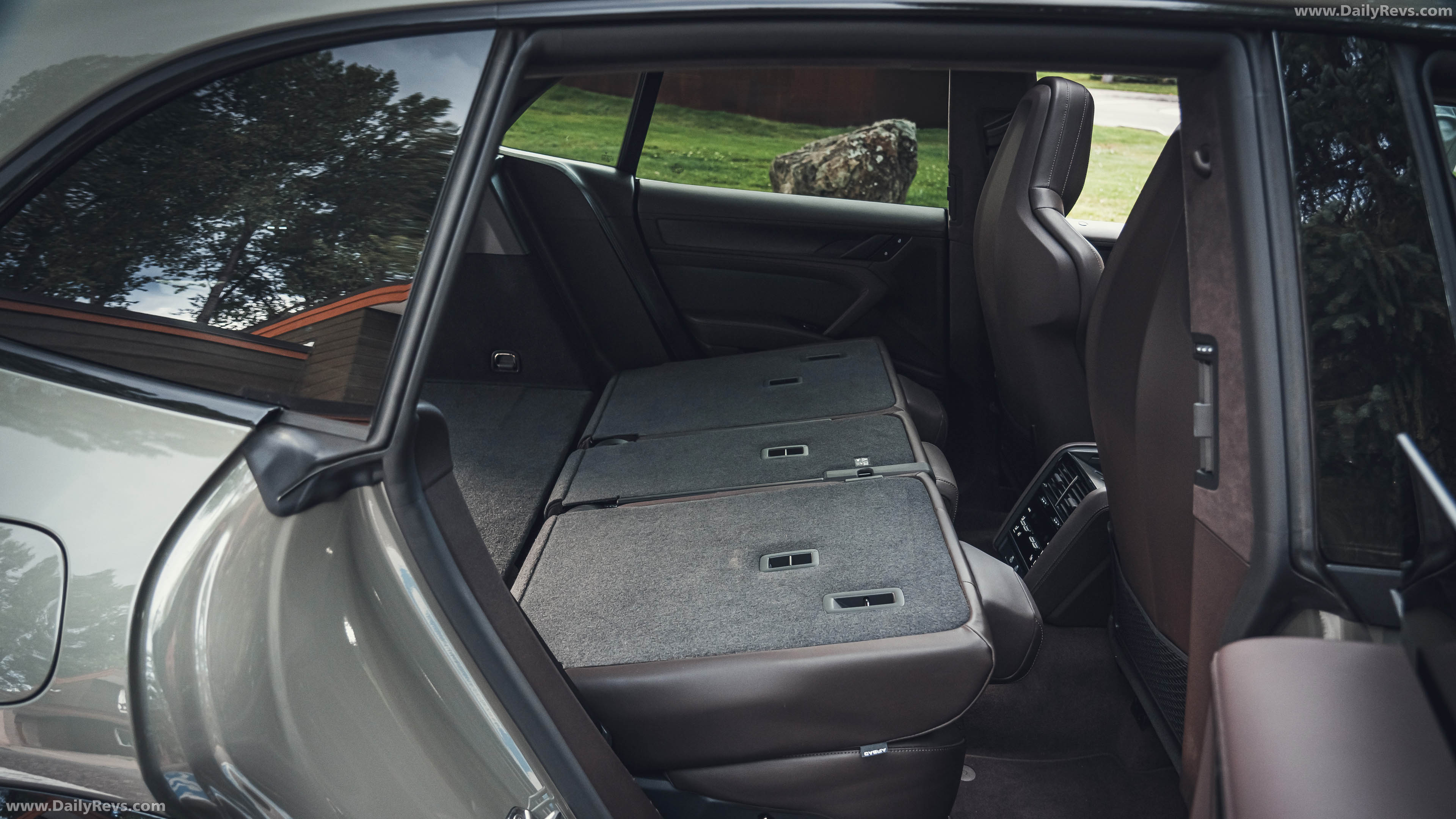 2027 Porsche Cayenne Turbo Electric E4 US Version Interior