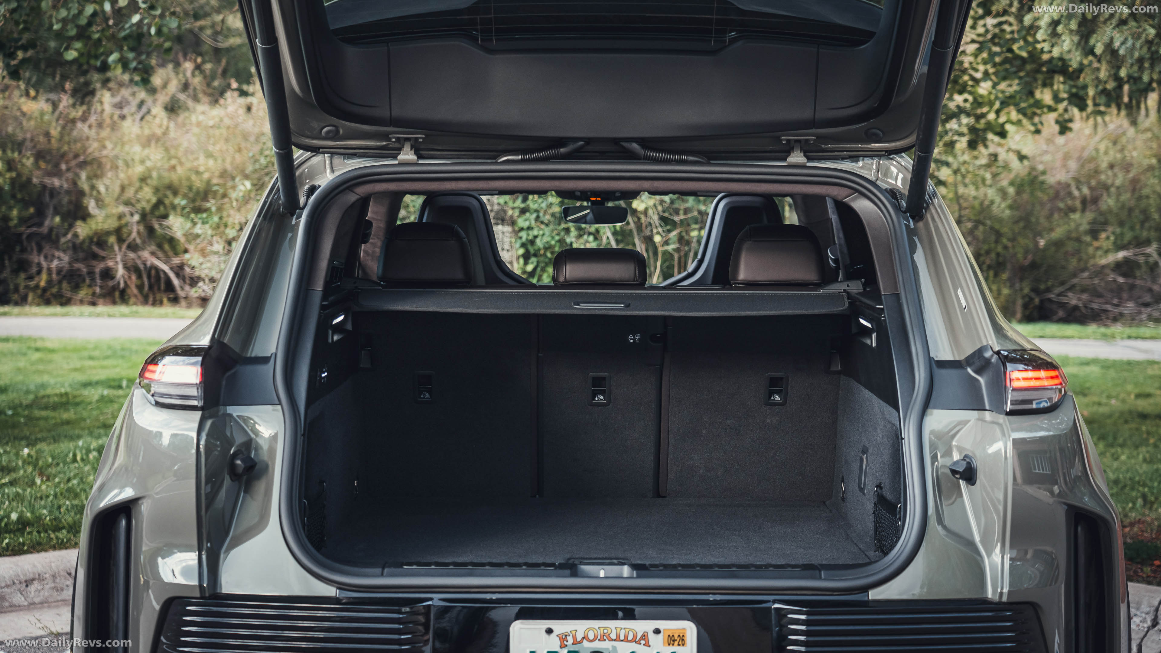 2027 Porsche Cayenne Turbo Electric E4 US Version Interior
