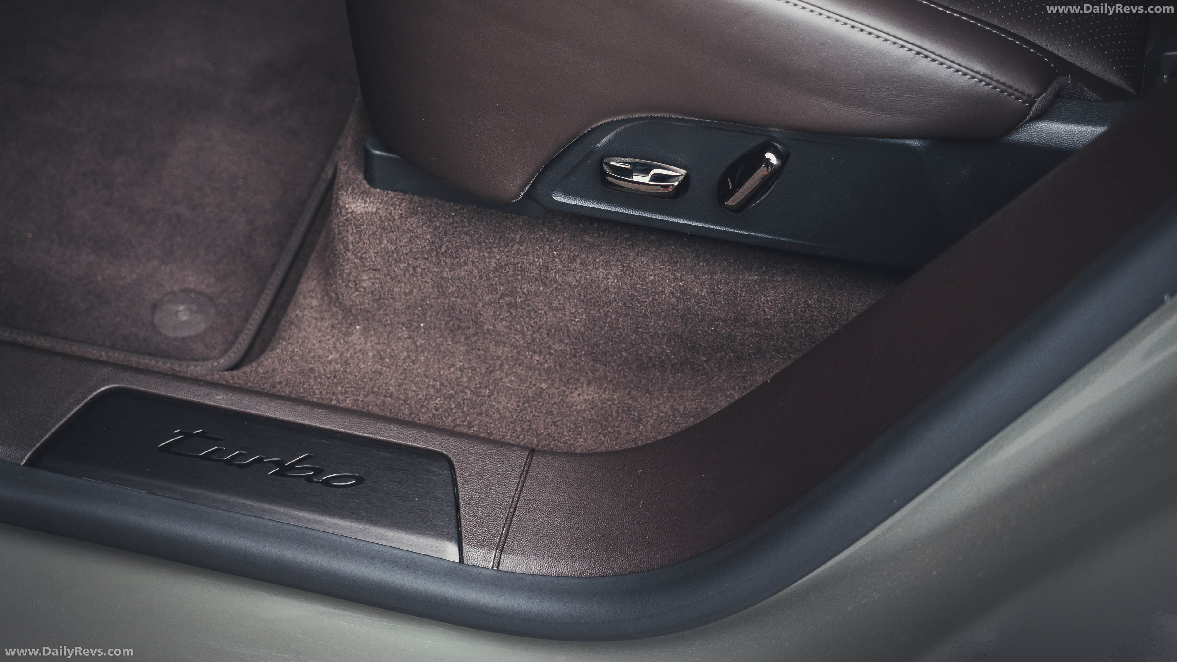 2027 Porsche Cayenne Turbo Electric E4 US Version Interior