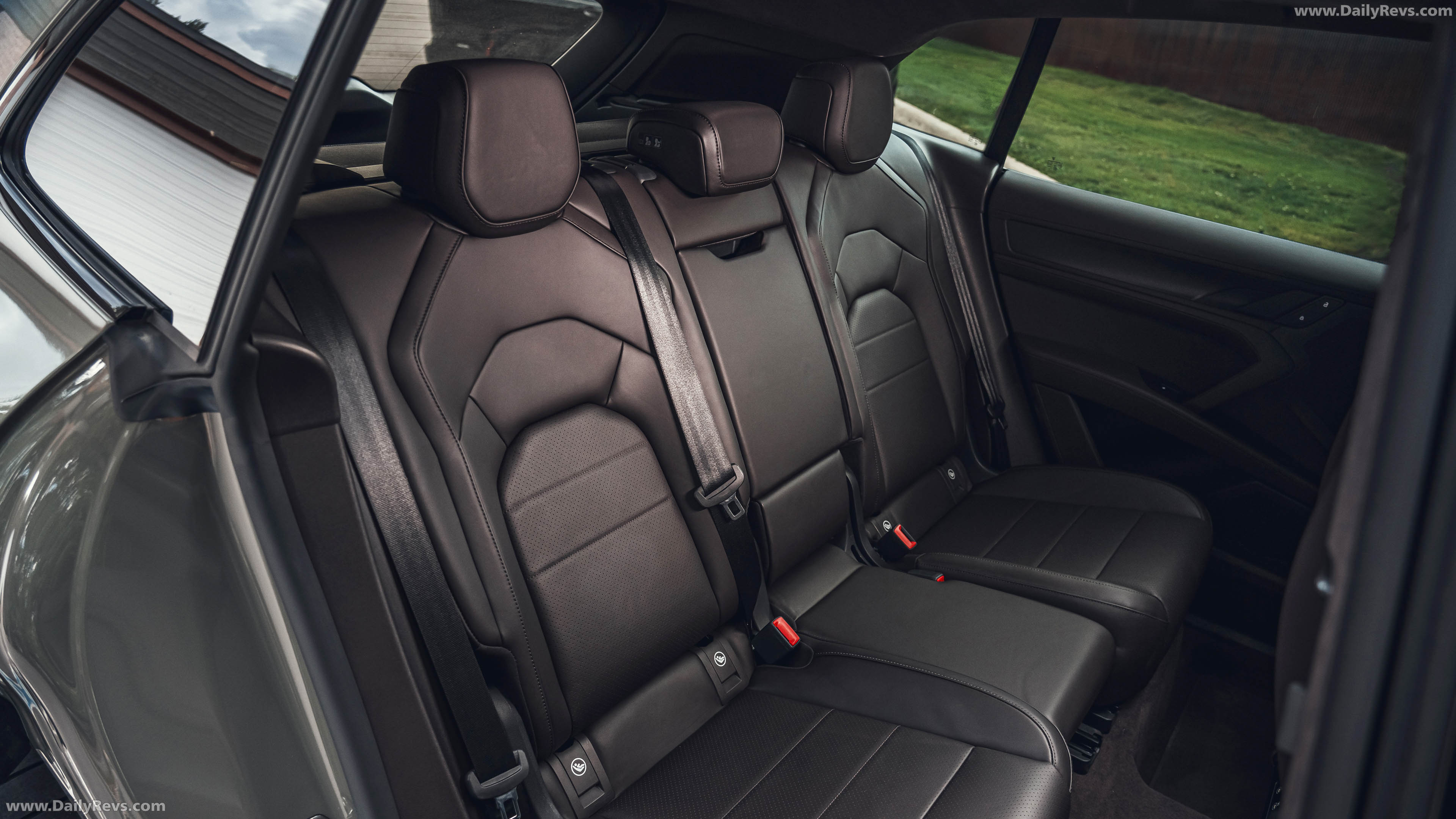2027 Porsche Cayenne Turbo Electric E4 US Version Interior