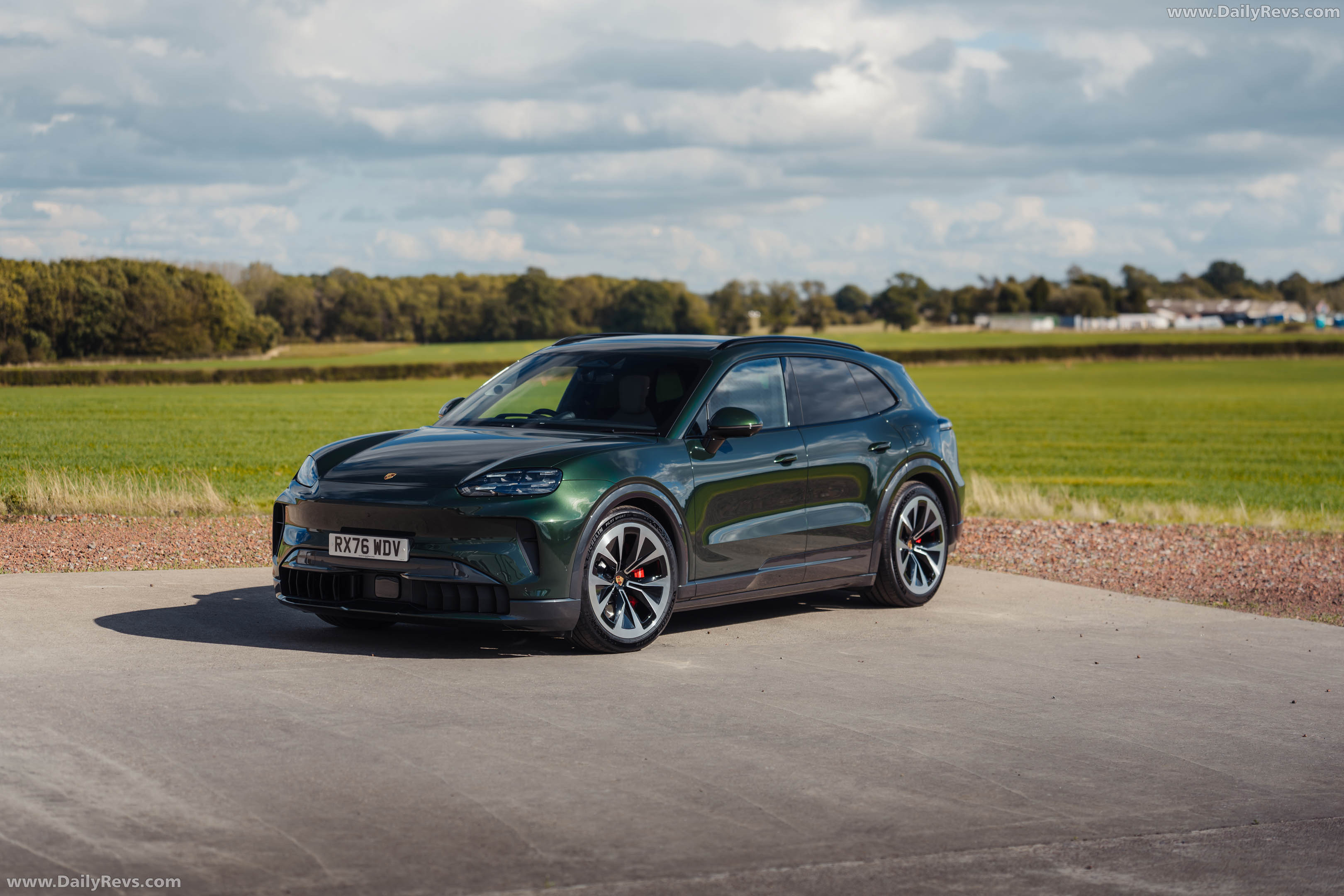 2027 Porsche Cayenne S Electric E4 UK Version Front View