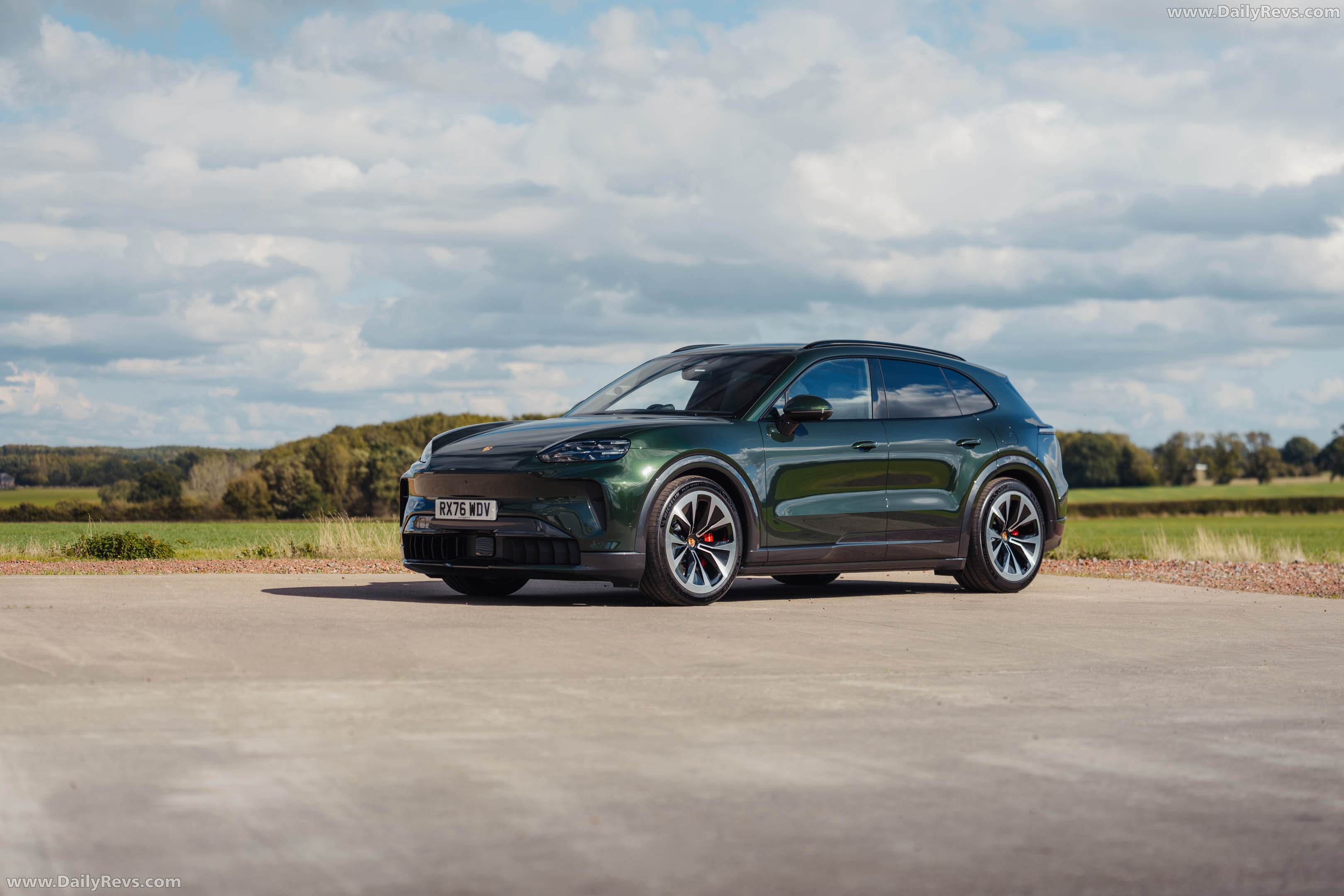 2027 Porsche Cayenne S Electric E4 UK Version Front View