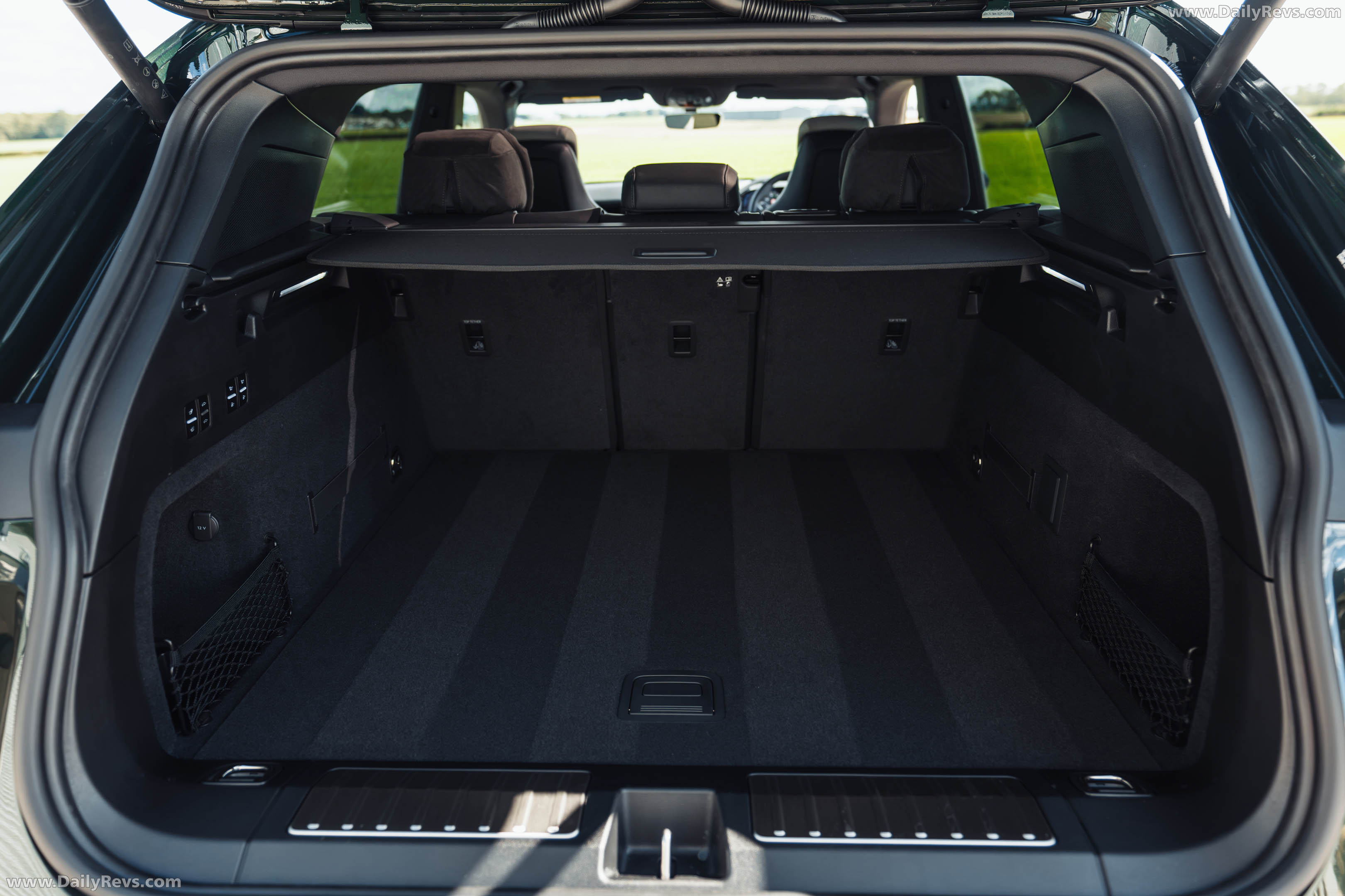 2027 Porsche Cayenne S Electric E4 UK Version Interior