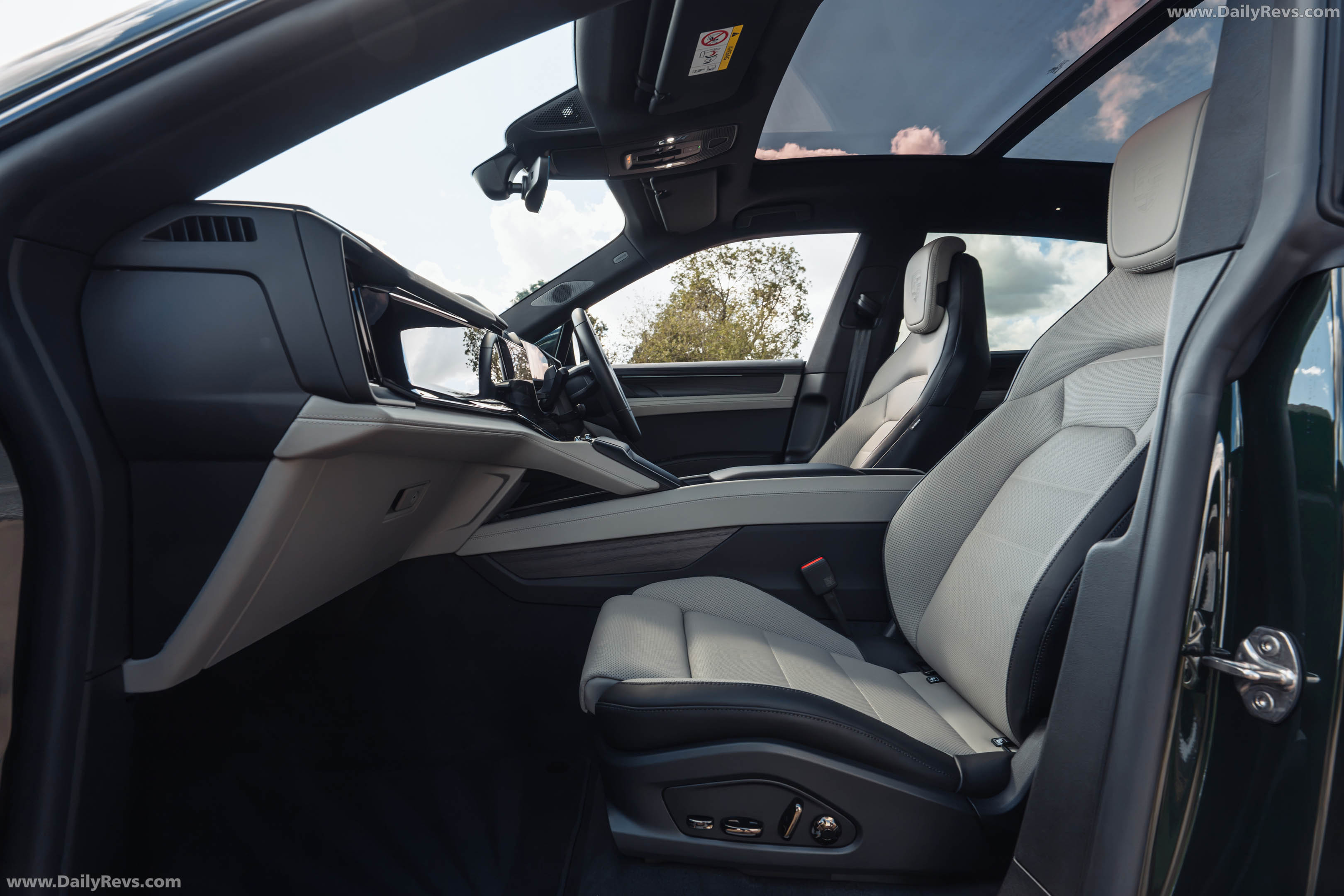 2027 Porsche Cayenne S Electric E4 UK Version Interior